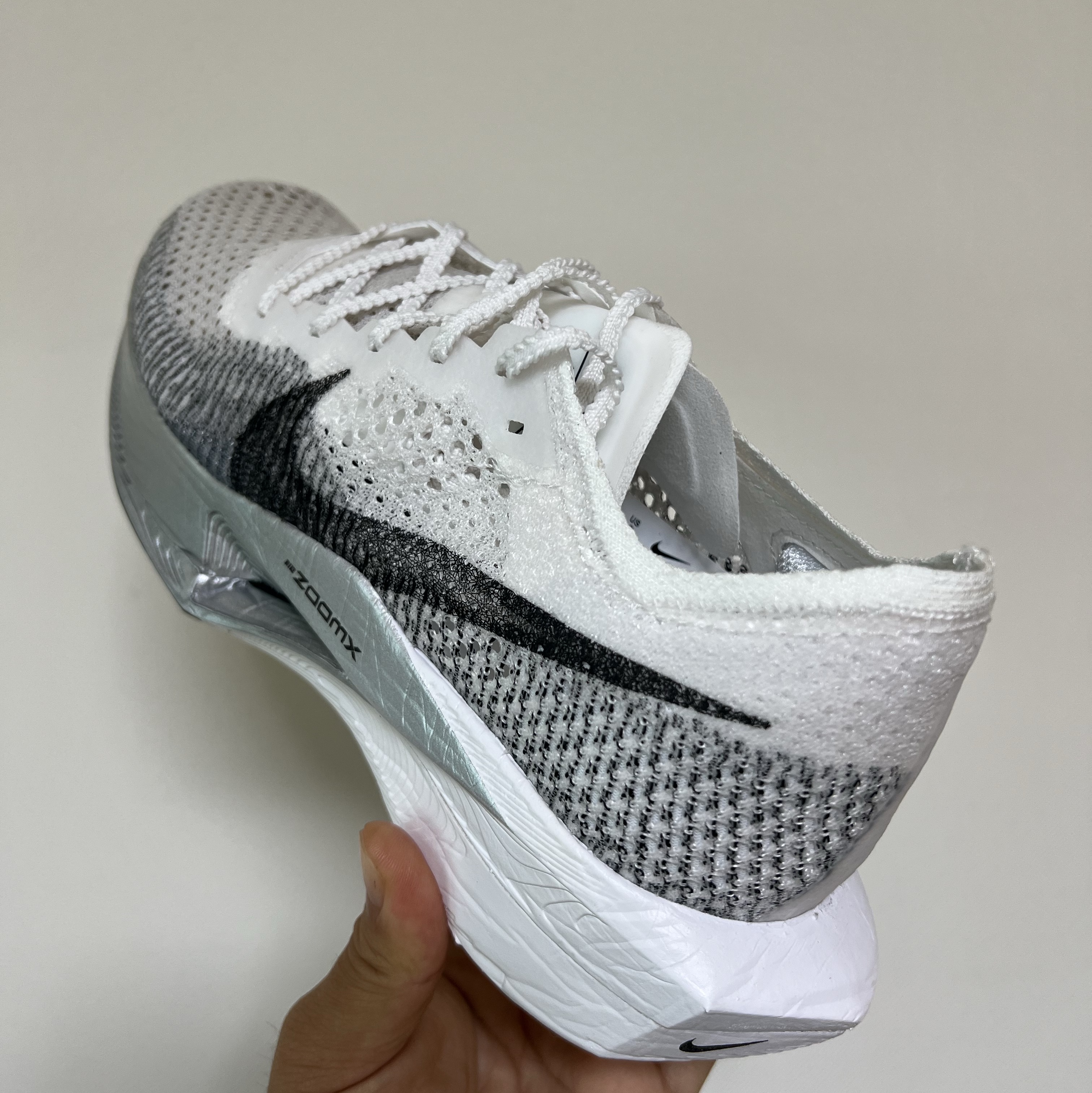 Nike ZoomX Vaporfly Next% 3 White Grey 착용 스타일 - 2