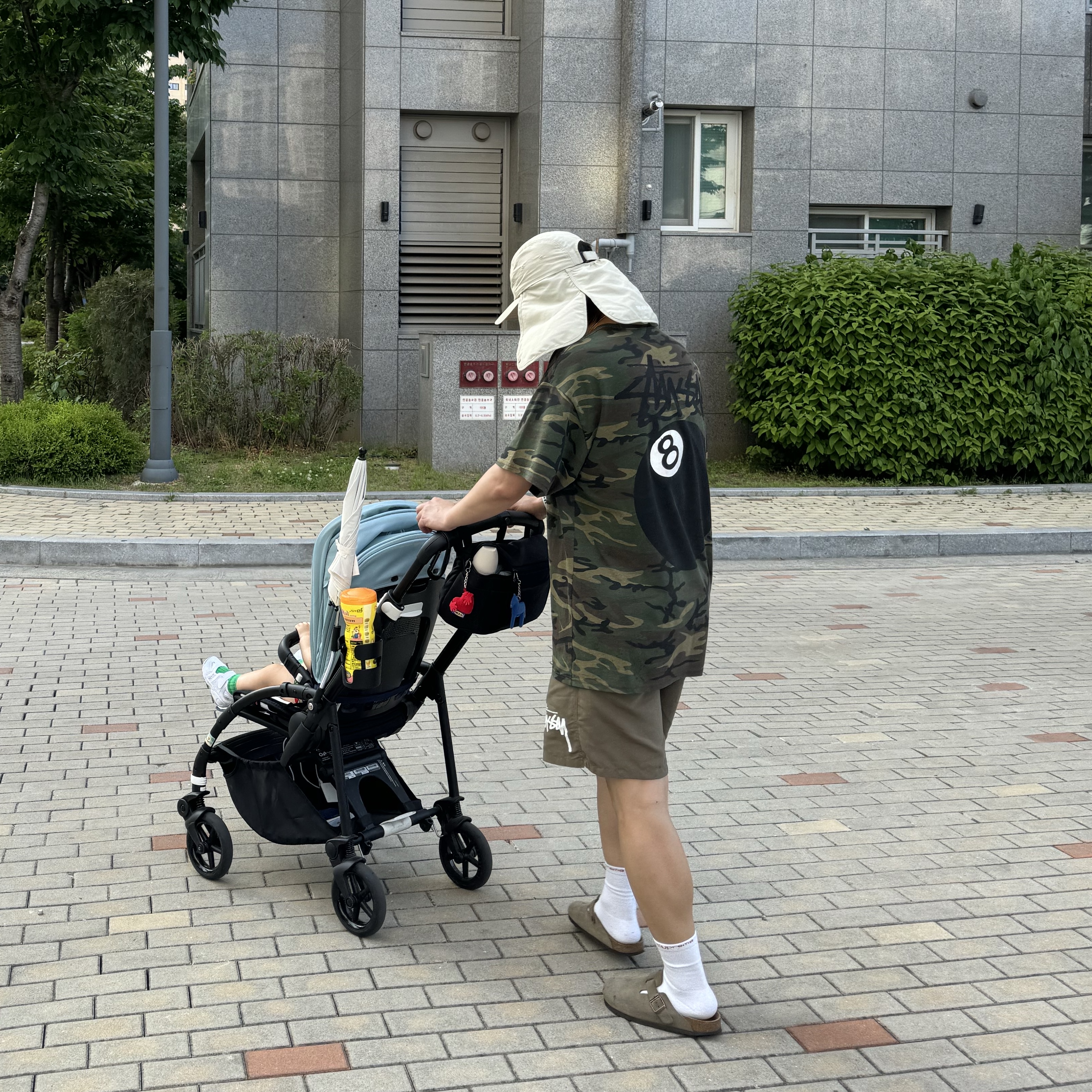 Stussy 8 Ball T-Shirt Camo, Stussy Big Stock Water Shorts Brown 착용 스타일