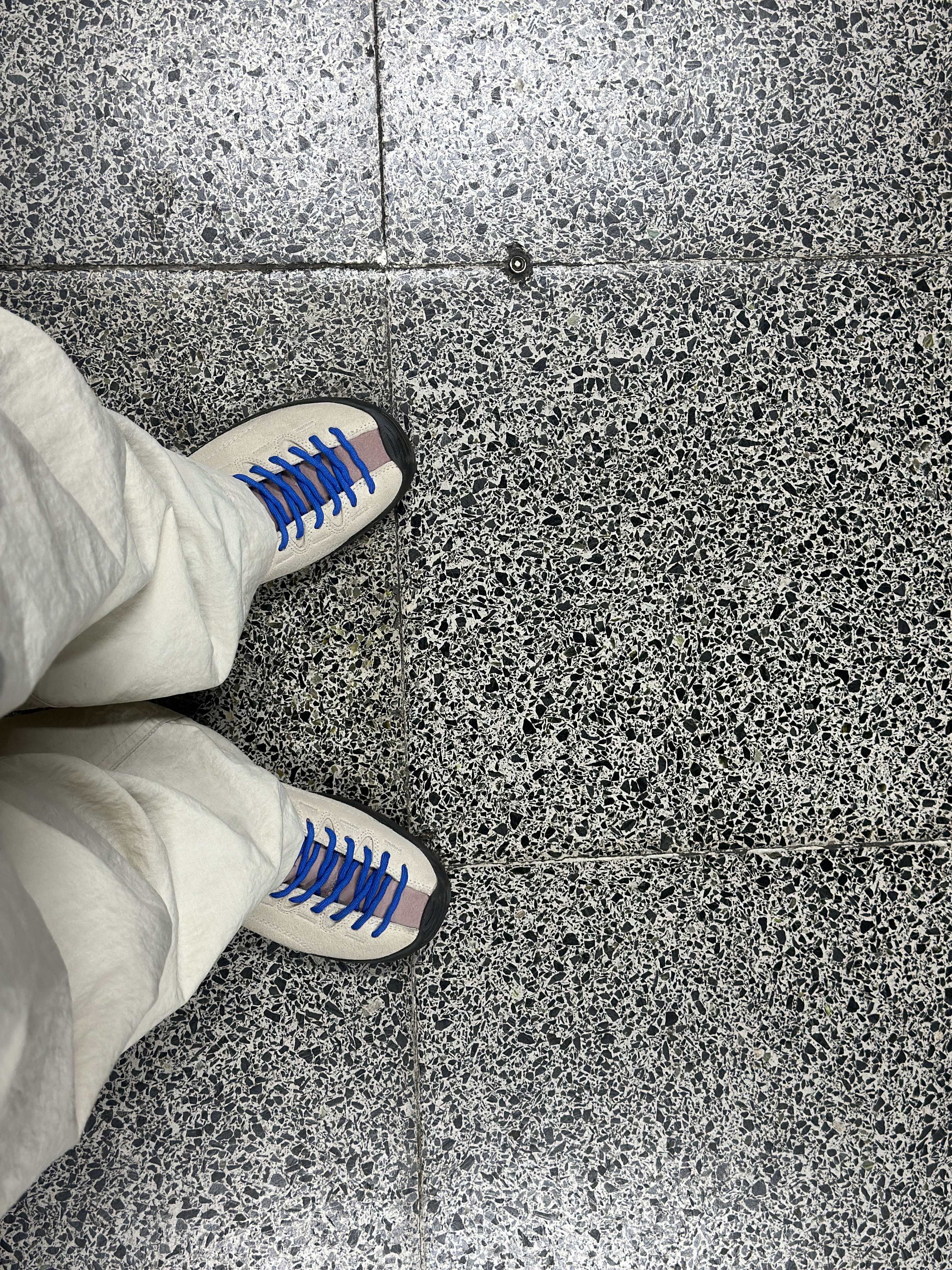 (W) Keen Jasper Suede Sneakers Birch Fawn 착용 스타일 - 2