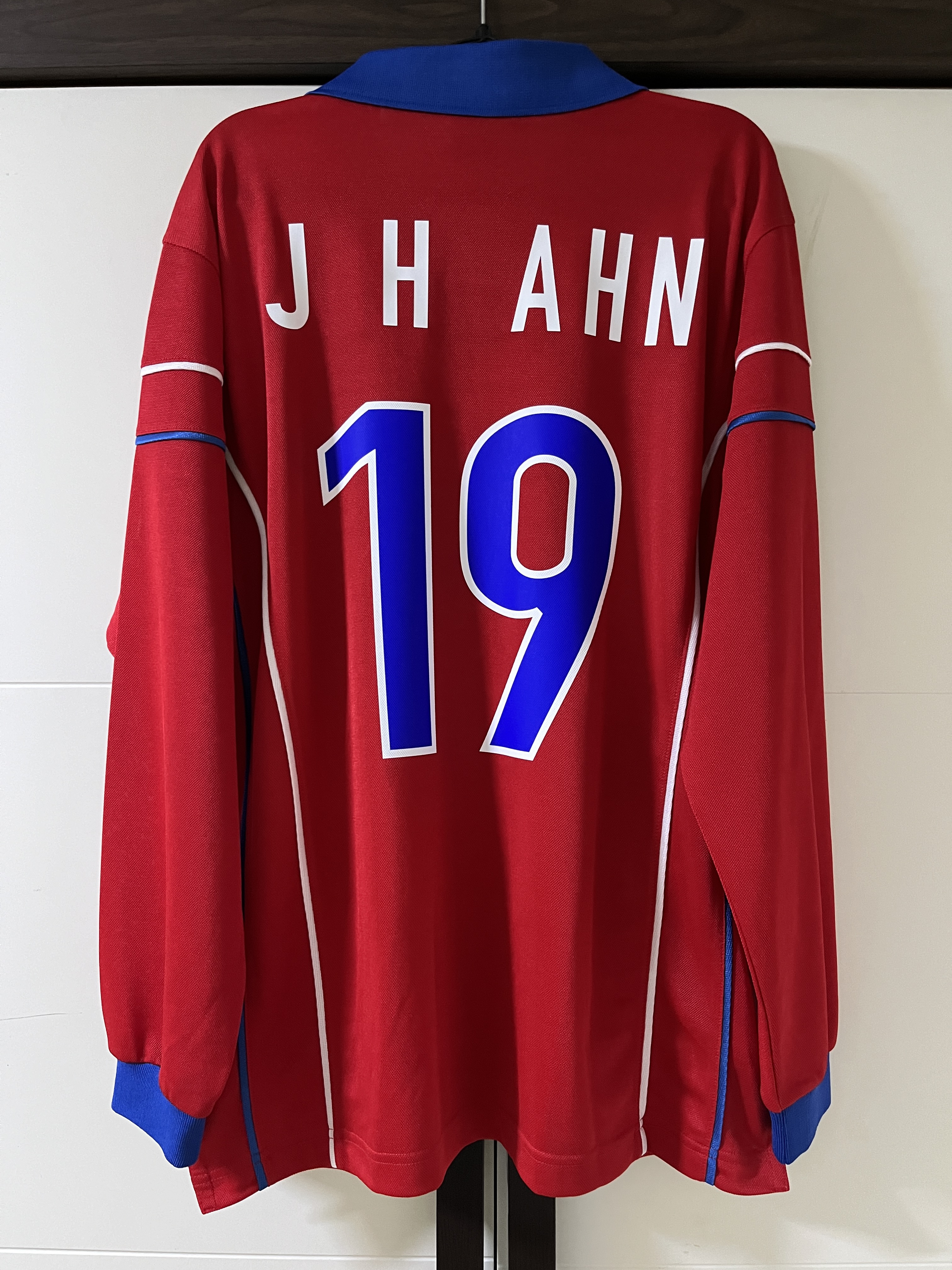 [KREAM 단독] Over The Pitch x Red Devils 1999 Jersey Red 착용 스타일 - 2