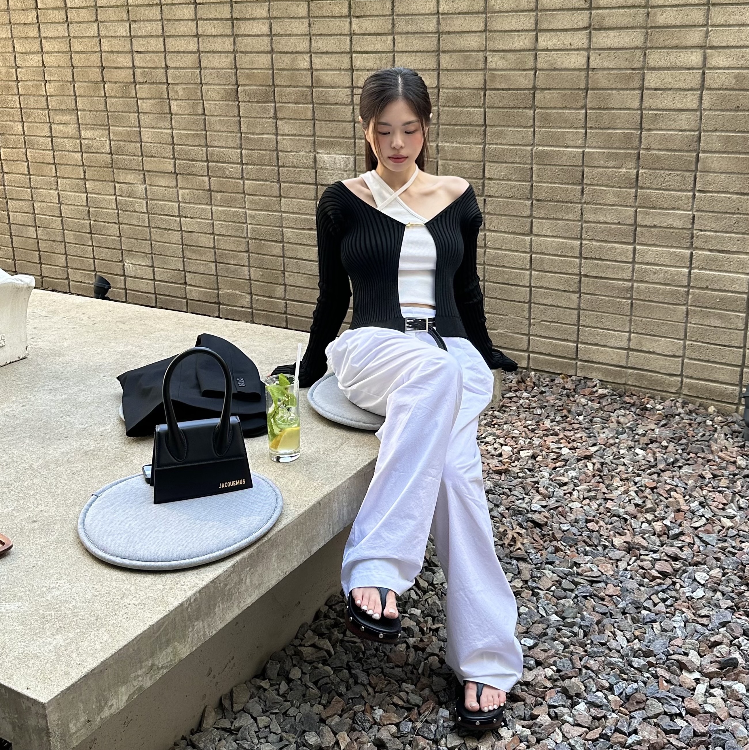 (W) Jacquemus La Maille Pralu Longue Seamless Charm Logo Cardigan Black, Jacquemus Le Chiquito Moyen Leather Handbag Black 착용 스타일 - 2