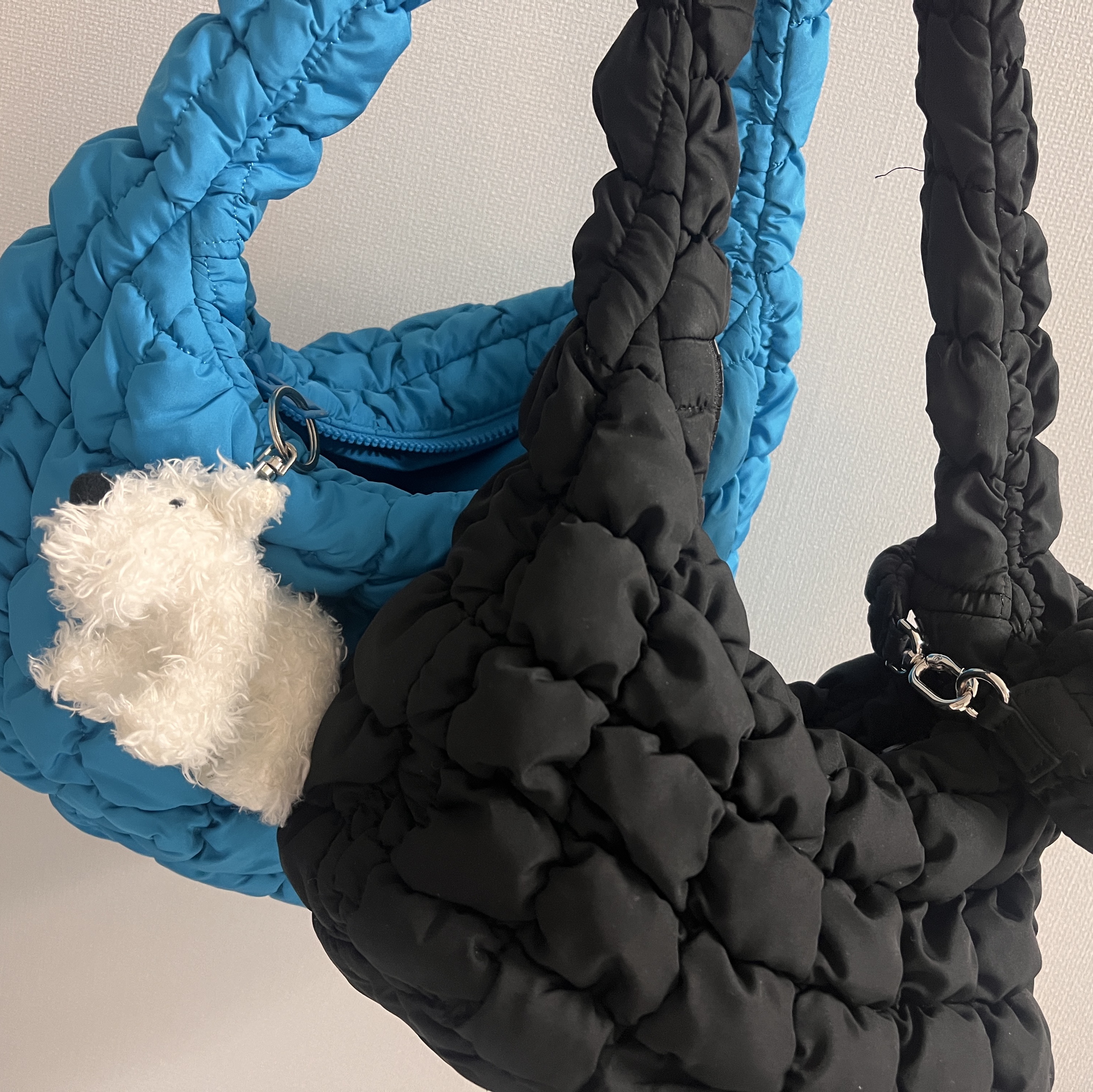 COS Quilted Mini Bag Bright Turquoise, COS Quilted Mini Bag Black 착용 스타일 - 2