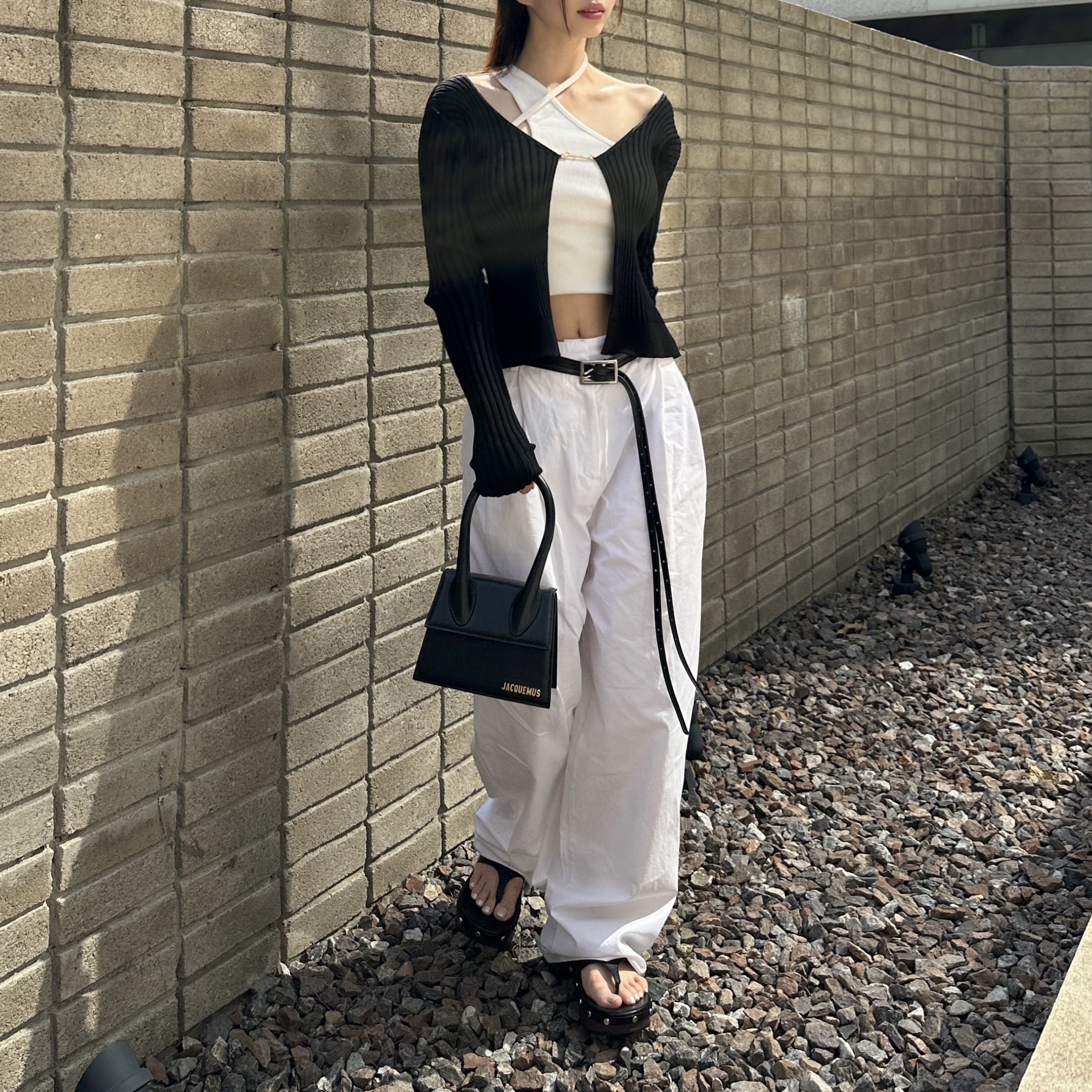 (W) Jacquemus La Maille Pralu Longue Seamless Charm Logo Cardigan Black, Jacquemus Le Chiquito Moyen Leather Handbag Black 착용 스타일 - 3
