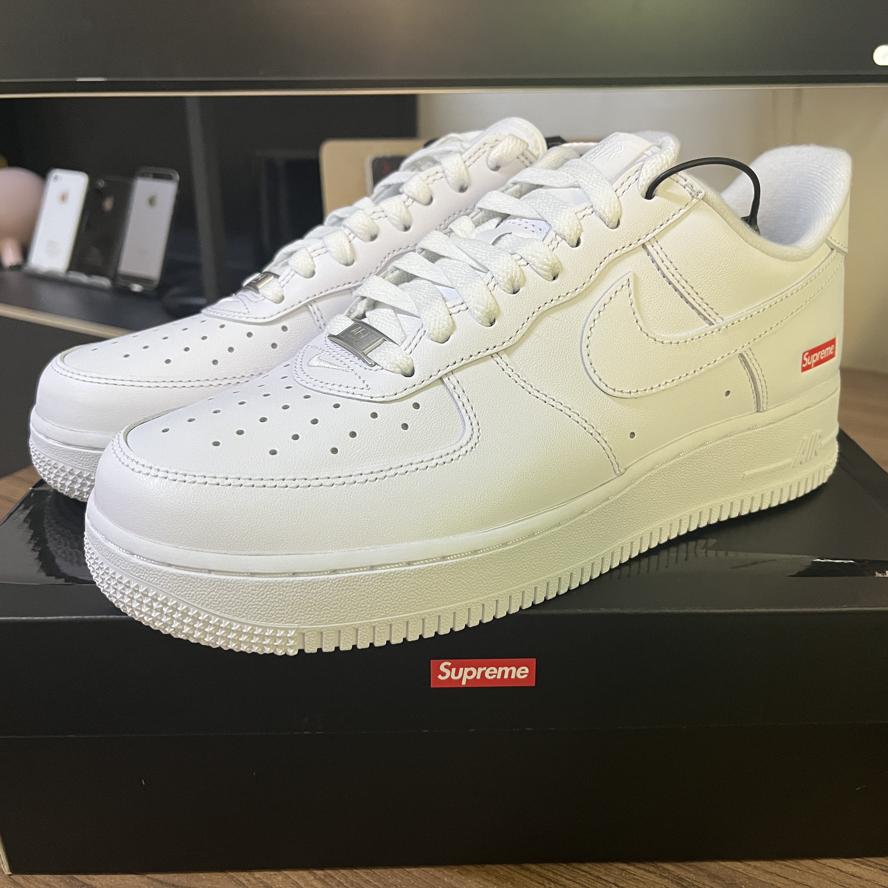 Nike x Supreme Air Force 1 Low White 착용 스타일