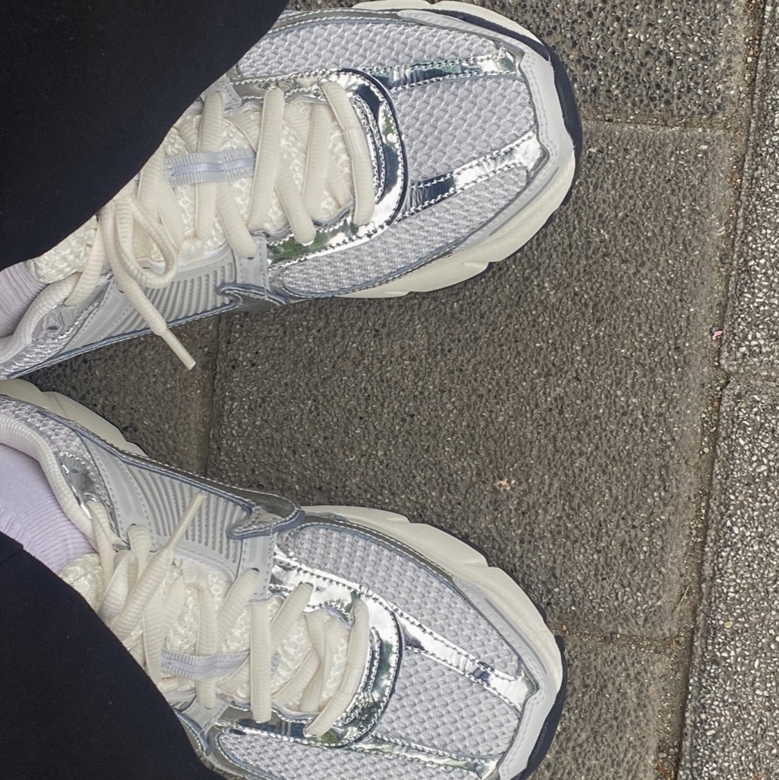 Nike Zoom Vomero 5 Photon Dust Gridiron 착용 스타일 - 2