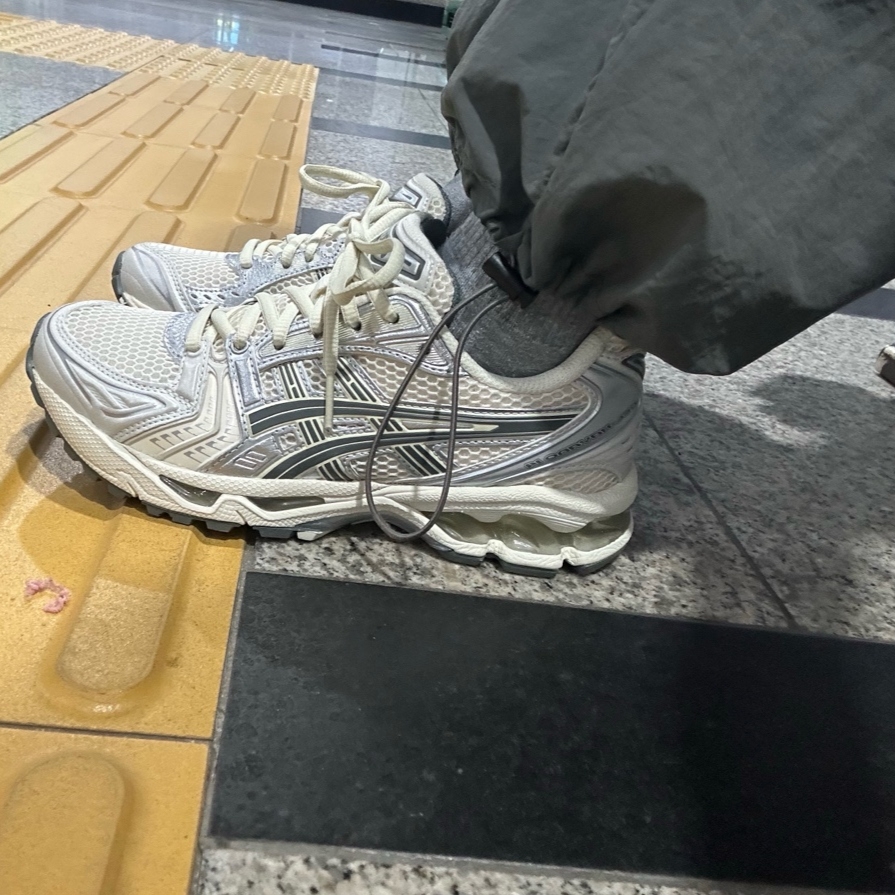 Asics Gel-Kayano 14 Birch Dark Pewter 착용 스타일