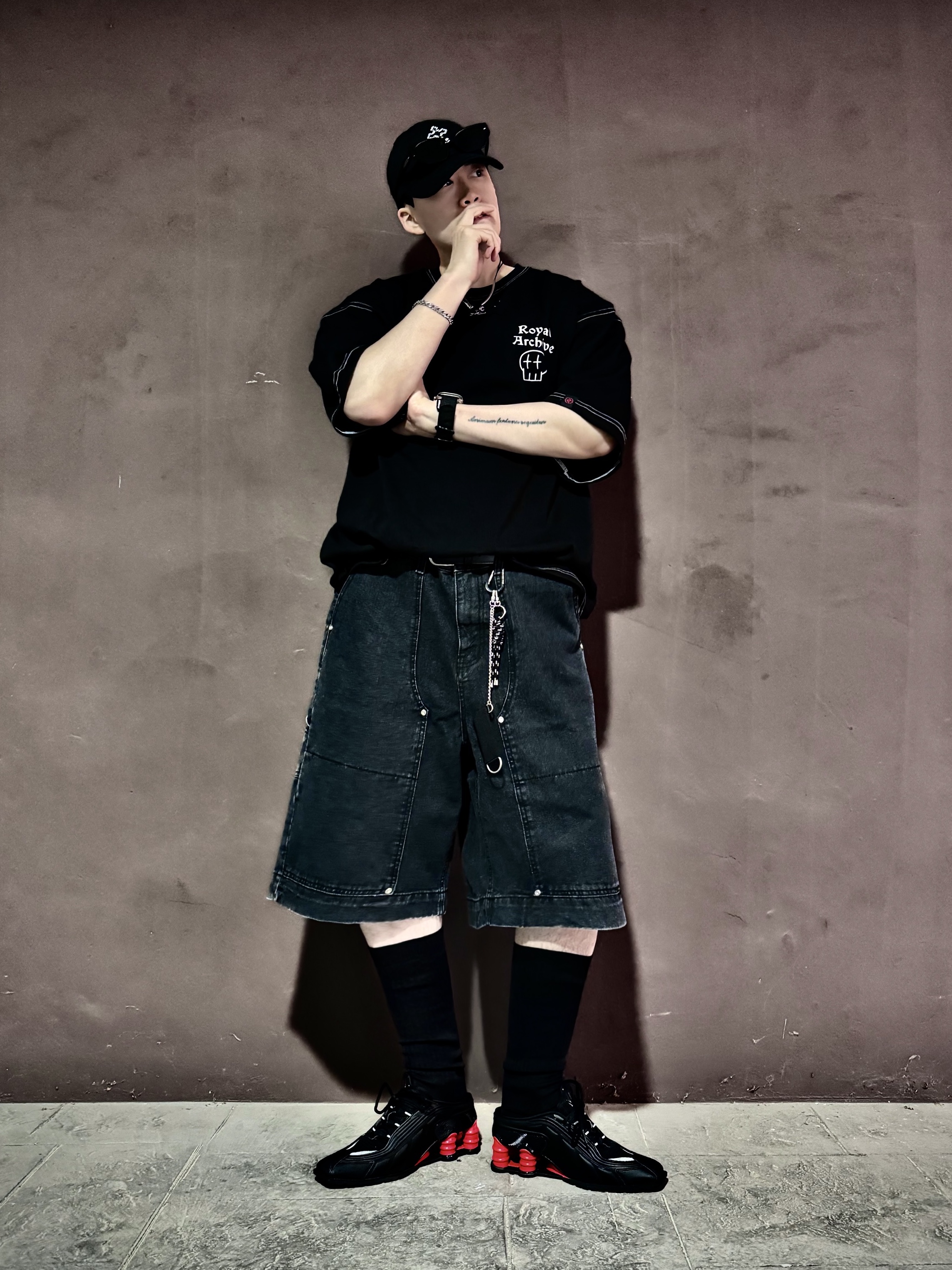 Nike x Martine Rose Shox MR4 Black 착용 스타일 - 3