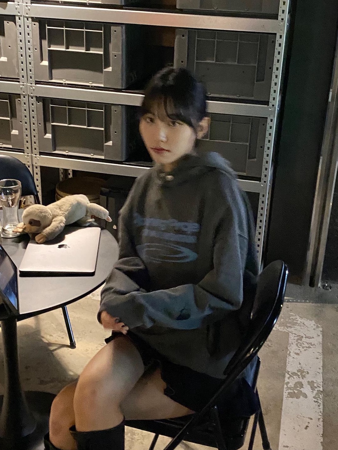 Opening Project Identity Hoodie Washed Black Blue 착용 스타일