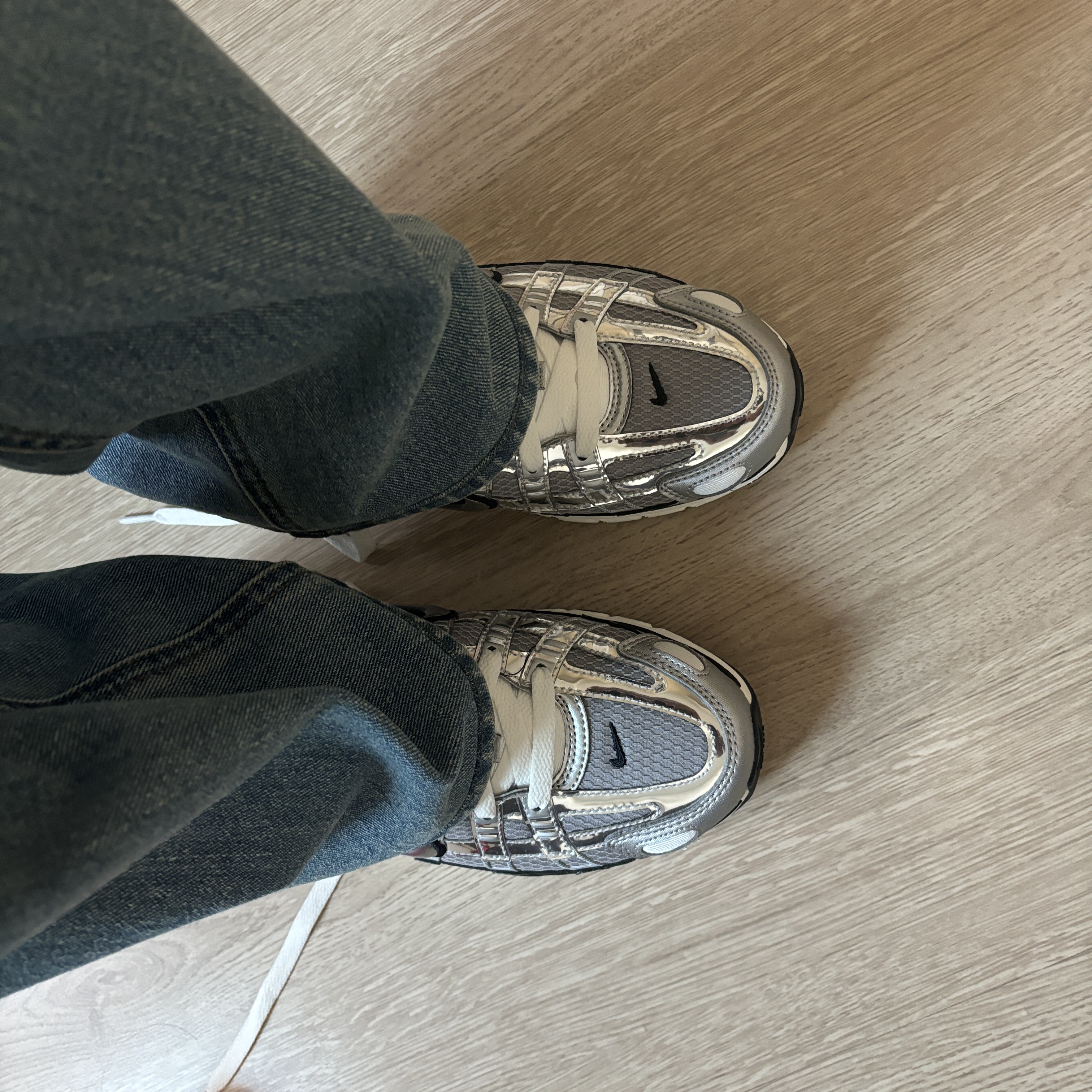 Nike P-6000 Metallic Silver 착용 스타일
