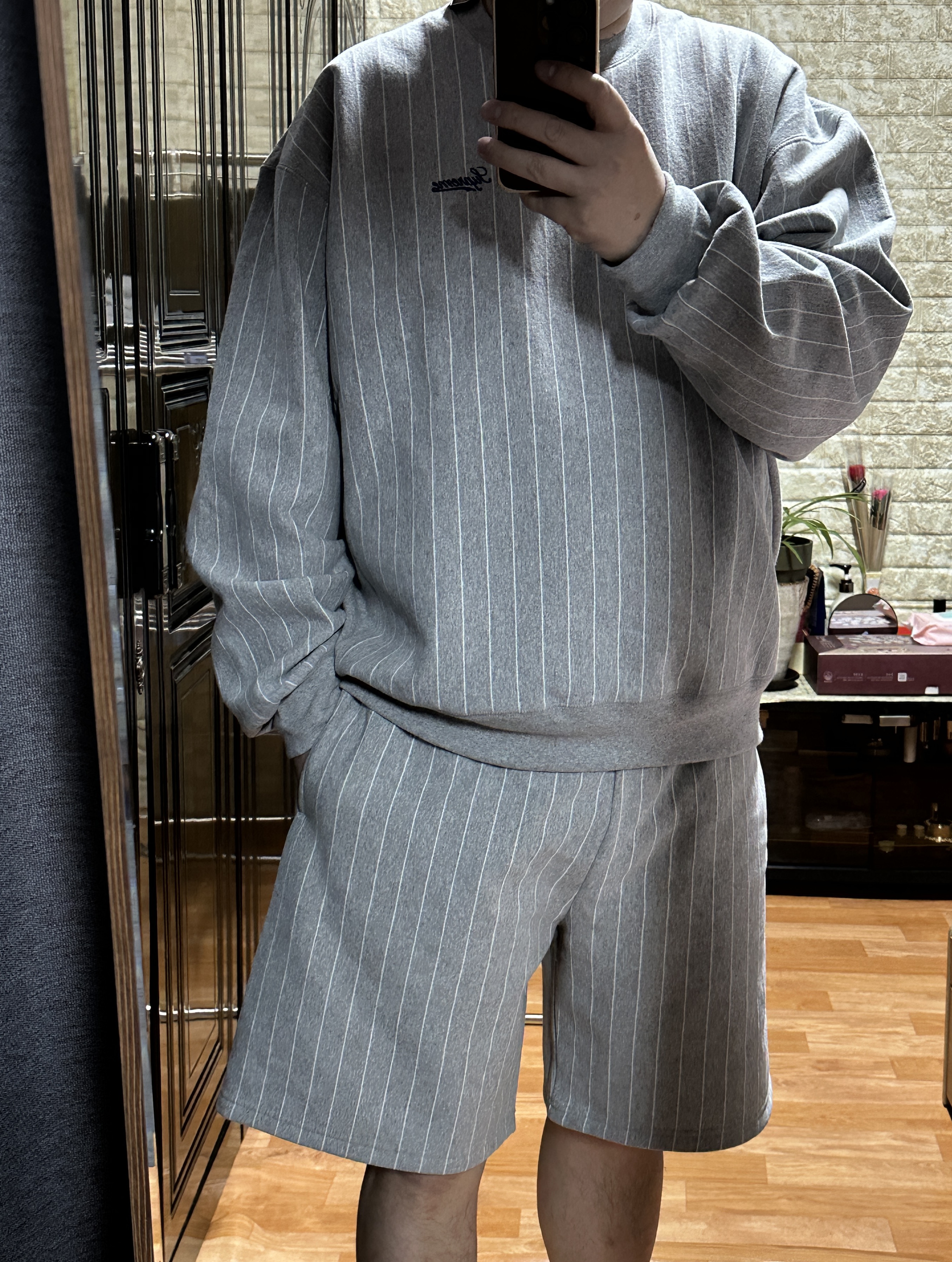 Supreme Pinstripe Crewneck Heather Grey - 24SS, Supreme Pinstripe Sweatshort Heather Grey - 24SS 착용 스타일 - 1