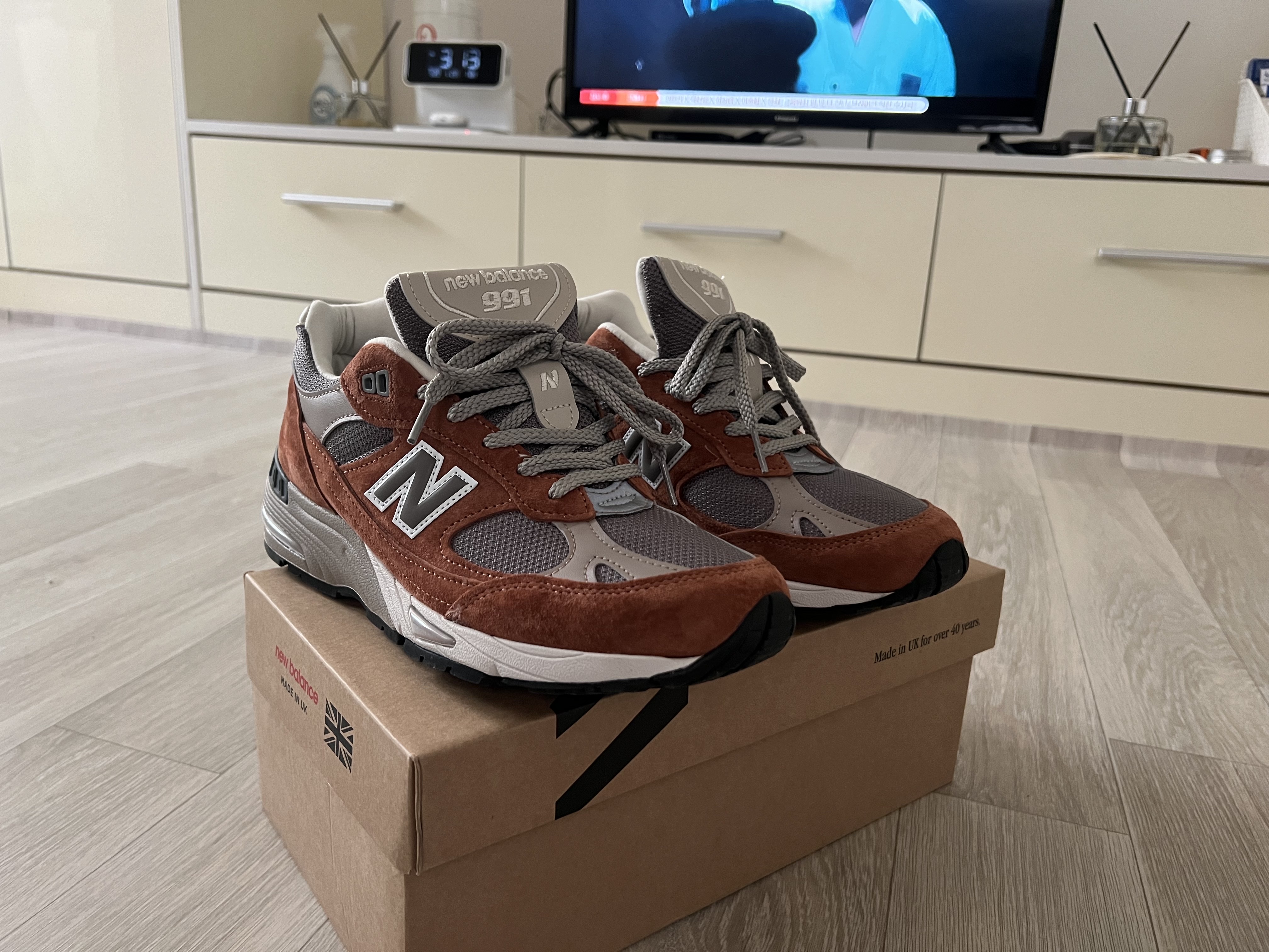 New Balance 991 Made in UK Sequoia Falcon 착용 스타일