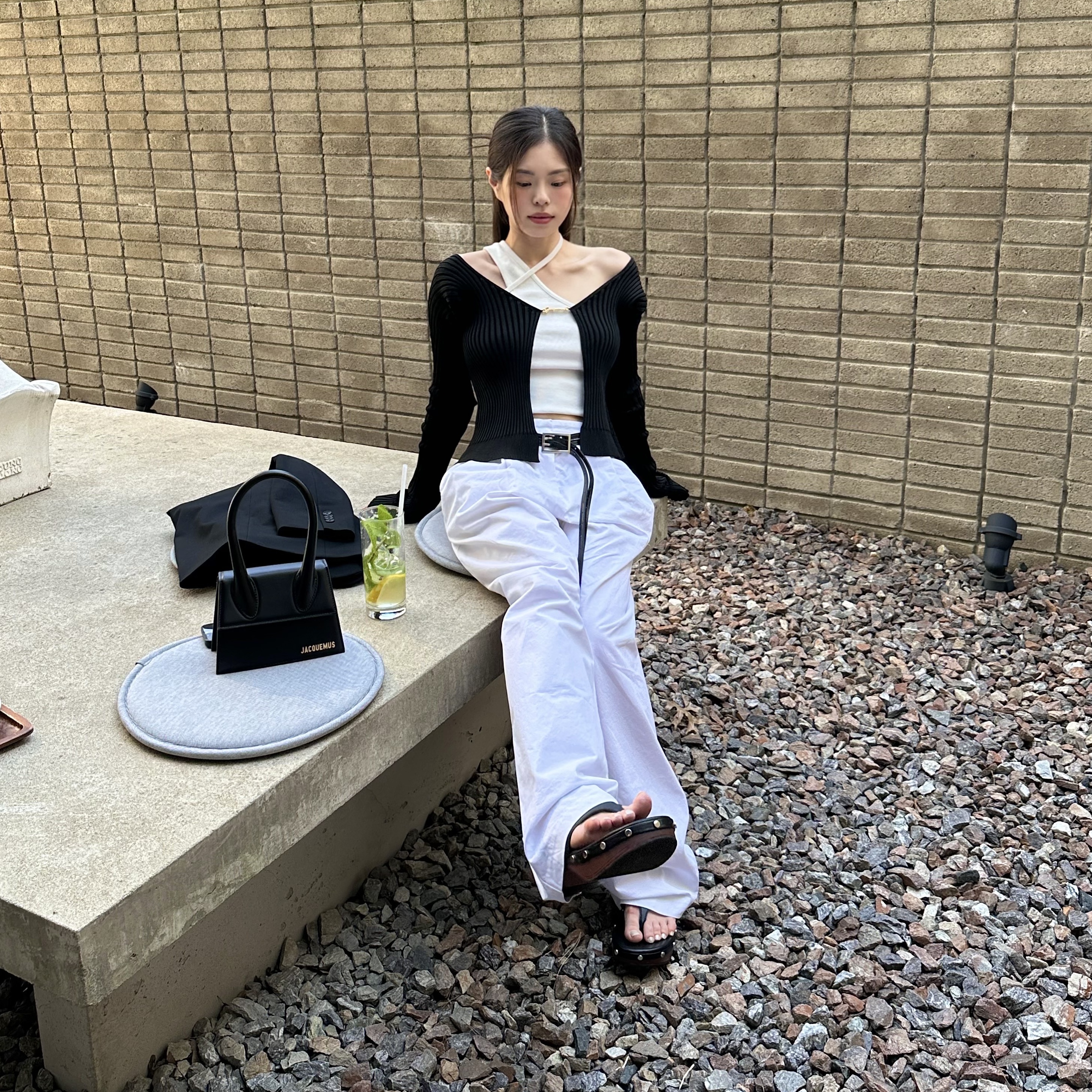 (W) Jacquemus La Maille Pralu Longue Seamless Charm Logo Cardigan Black, Jacquemus Le Chiquito Moyen Leather Handbag Black 착용 스타일 - 1