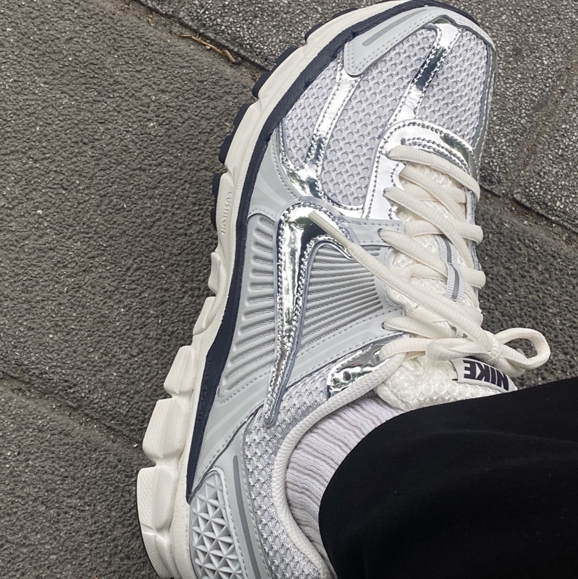 Nike Zoom Vomero 5 Photon Dust Gridiron 착용 스타일 - 1
