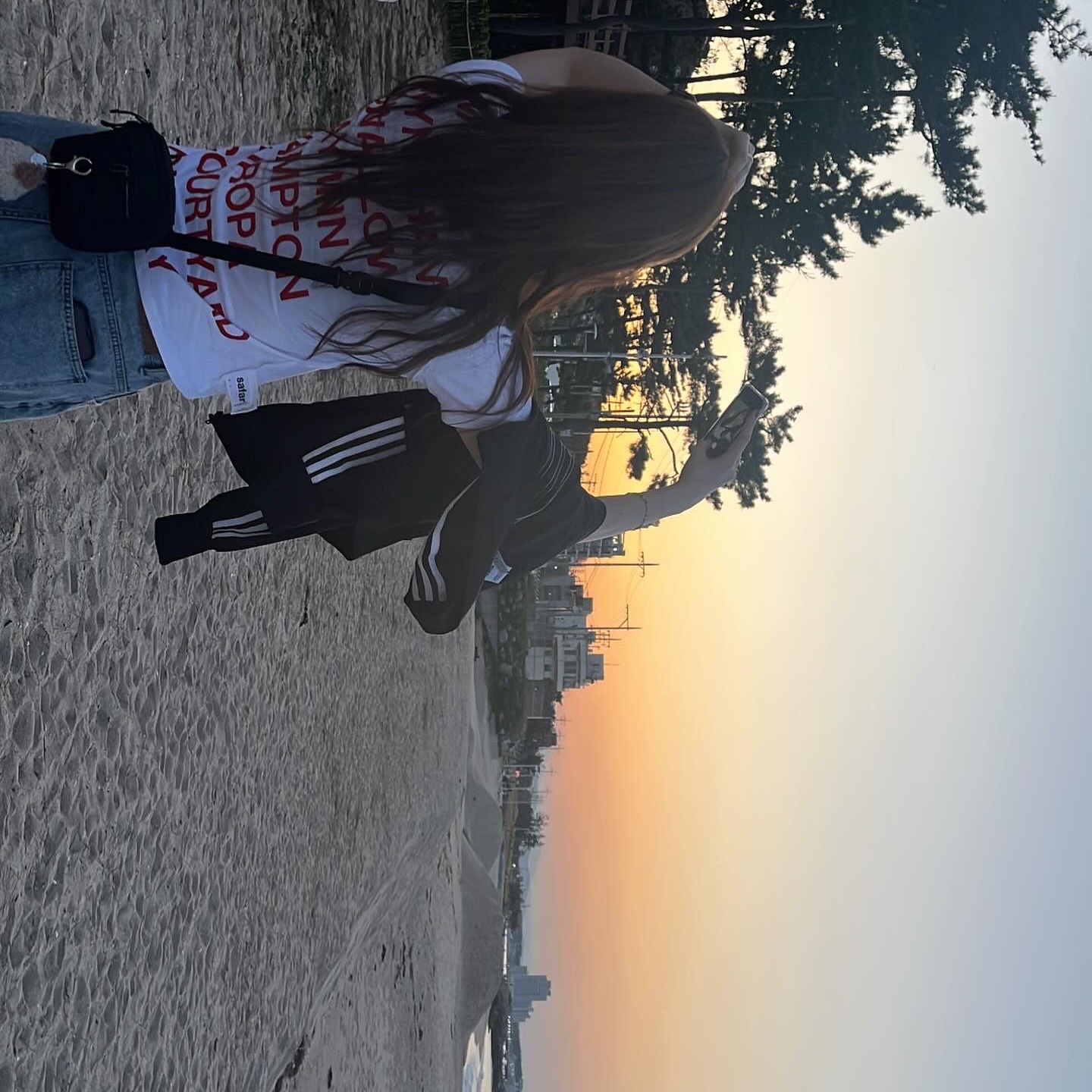 [KREAM 단독] Safarispot Women 1/2 Highway Inn T-Shirt White Red 착용 스타일 - 2