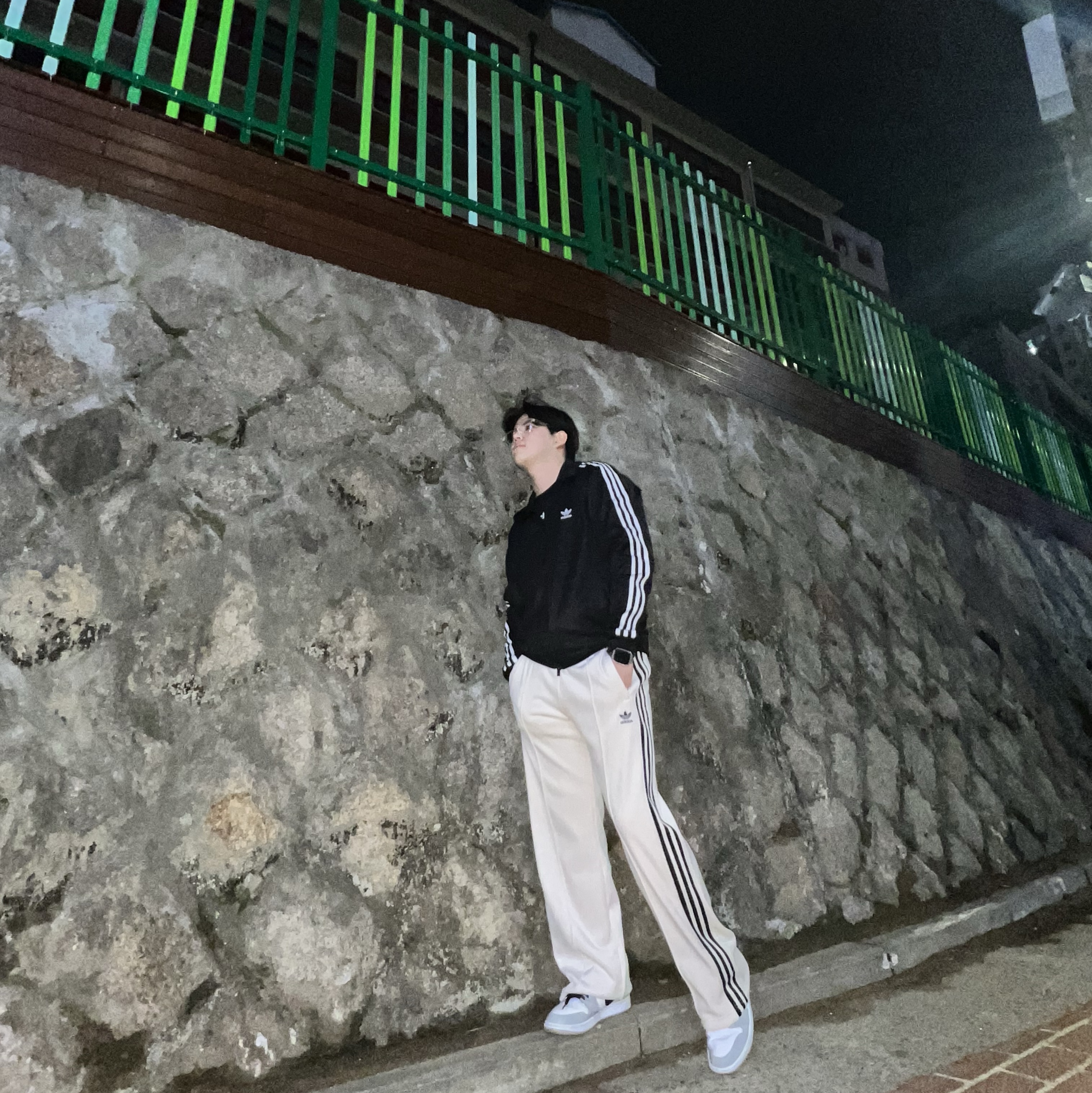 Jordan 1 Mid Light Smoke Grey, Adidas Adicolor Classic Beckenbauer Track Top Black - KR Sizing 착용 스타일