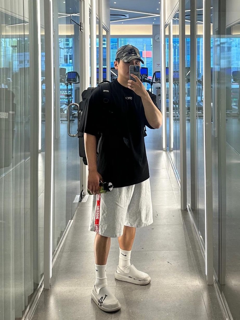 BORN TO WIN Silver B Over Fit T-Shirts White, BORN TO WIN Silver B Over Fit T-Shirts Charcoal 착용 스타일