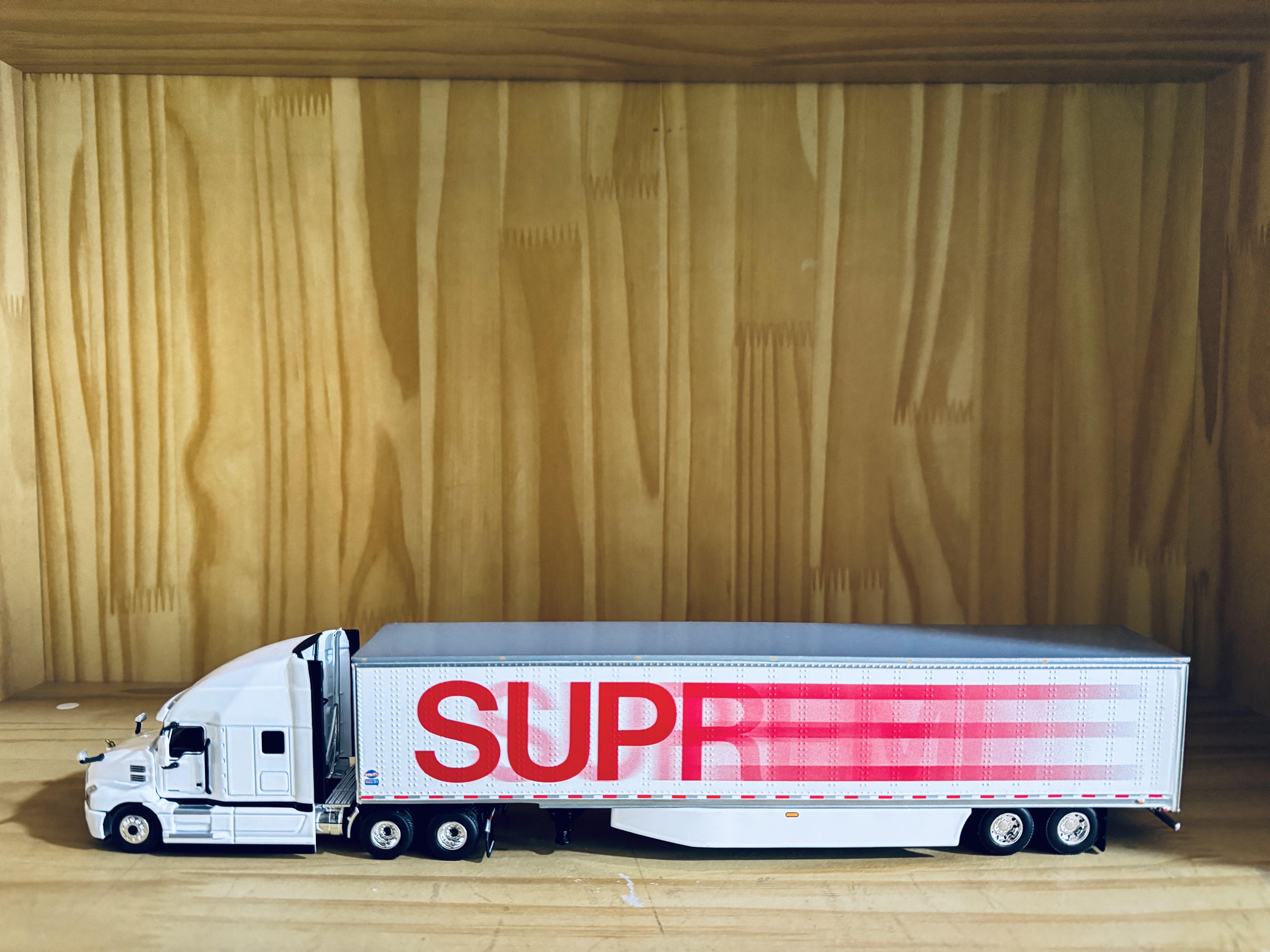 Supreme x First Gear Truck White - 24SS 착용 스타일