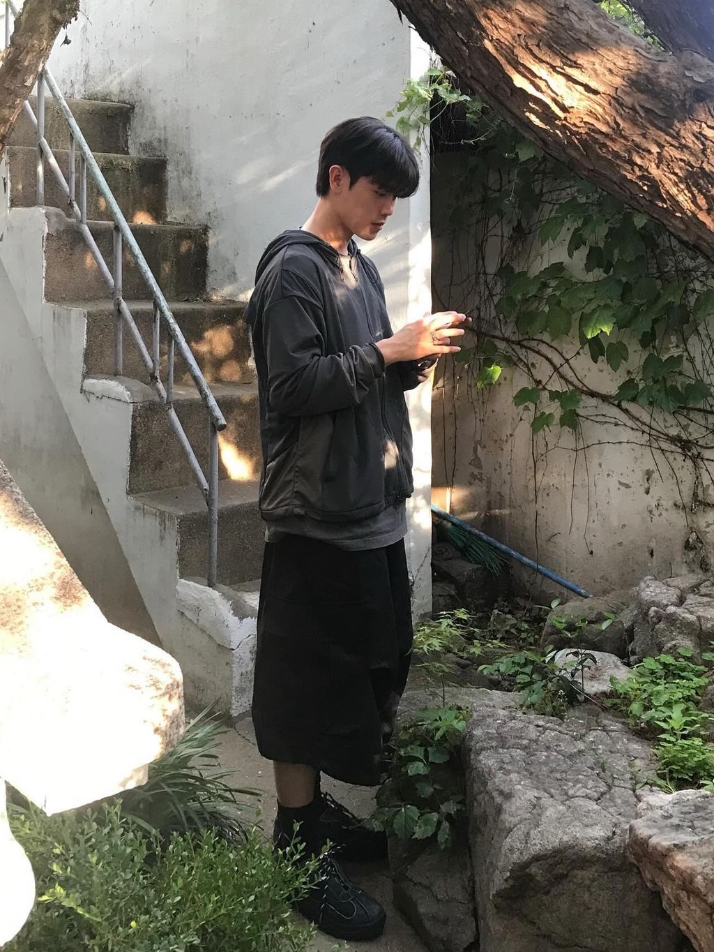 Ignota Core:8 Roamer Zip Hoodie Charcoal 착용 스타일