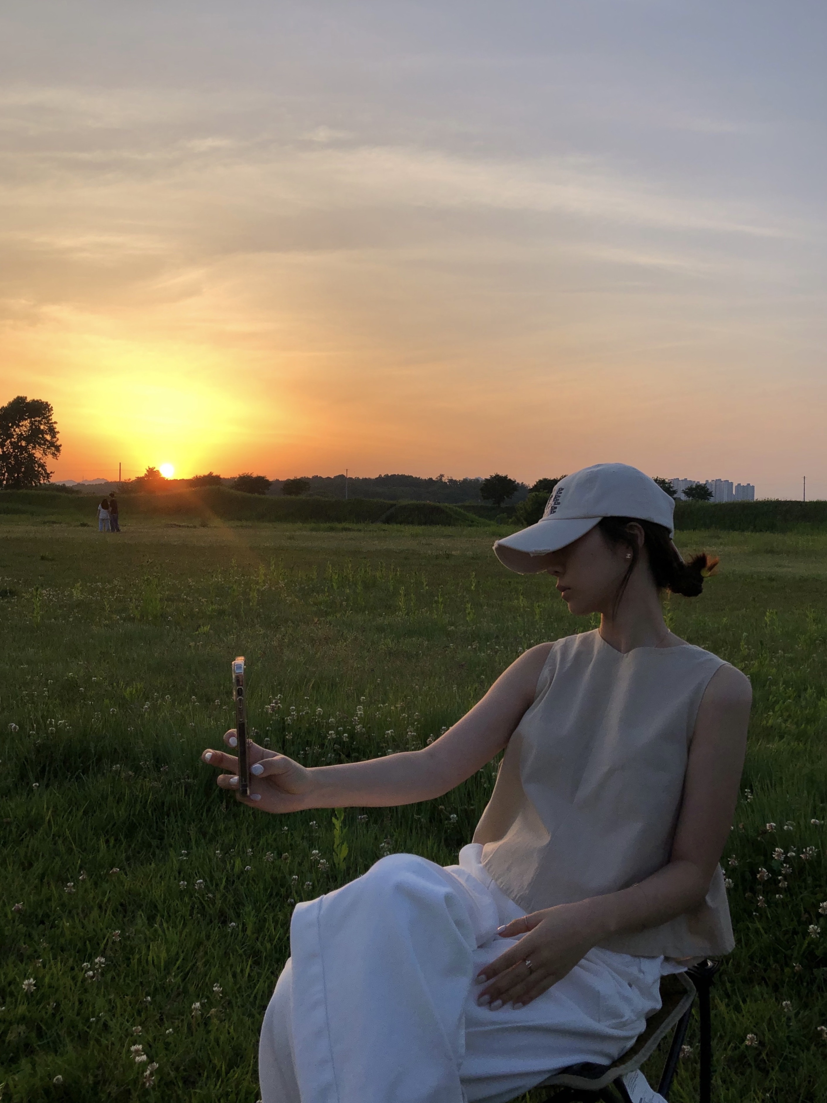 Matin Kim Lettering Washed Ball Cap Ivory 착용 스타일