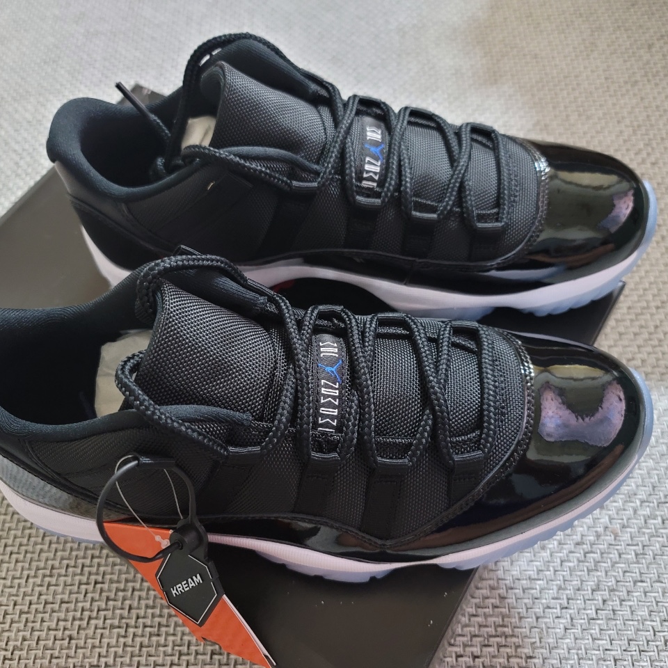 Jordan 11 Retro Low Black and Varsity Royal 착용 스타일 - 1