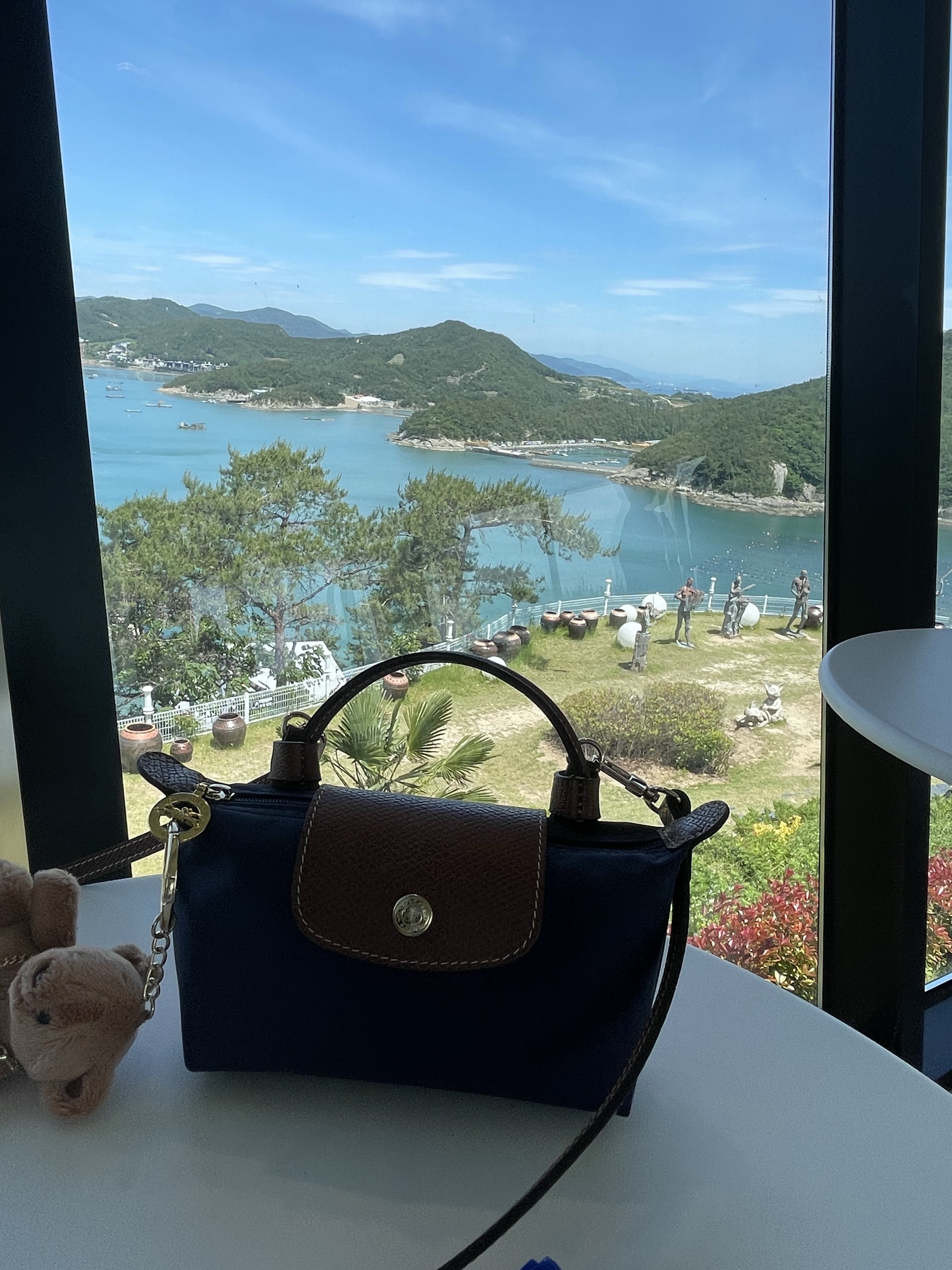 Longchamp Le Pliage Original Handle Pouch Blue Navy 착용 스타일