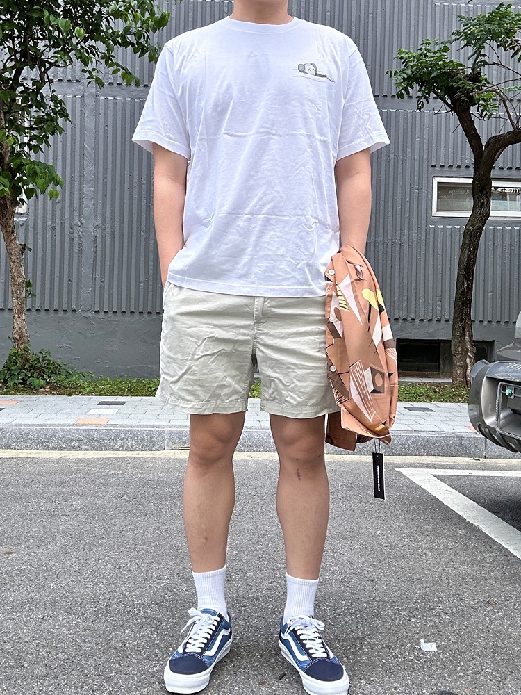 Vans Vault OG Old Skool LX Navy, Uniqlo UT x Kaws Short Sleeve Graphic T-Shirt White 착용 스타일 - 1