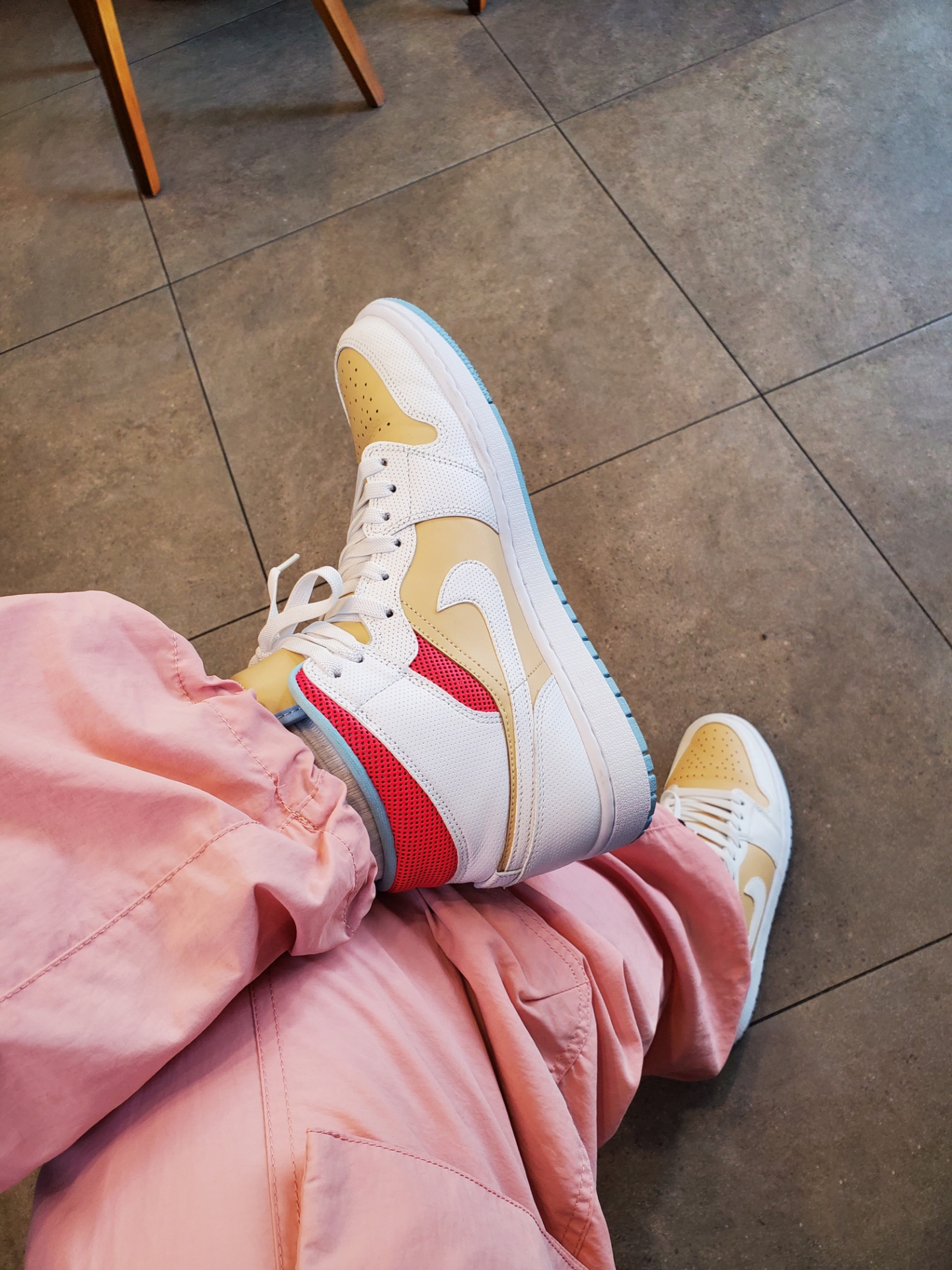 (W) Jordan 1 Mid SE Sesame 착용 스타일 - 3