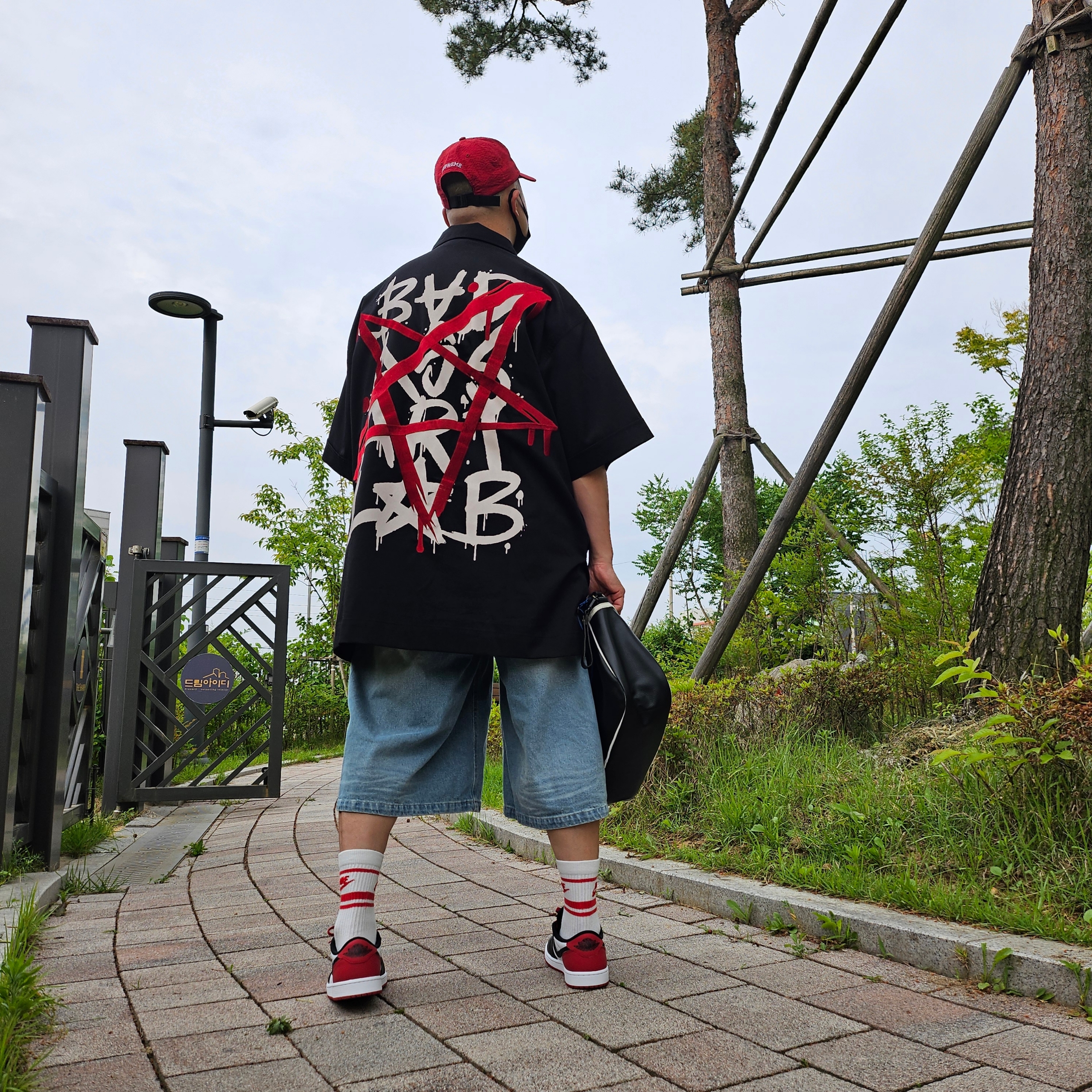 Supreme Seersucker S Logo 6-Panel Red - 24SS, Jordan 1 Retro Low OG Black Toe 착용 스타일 - 3
