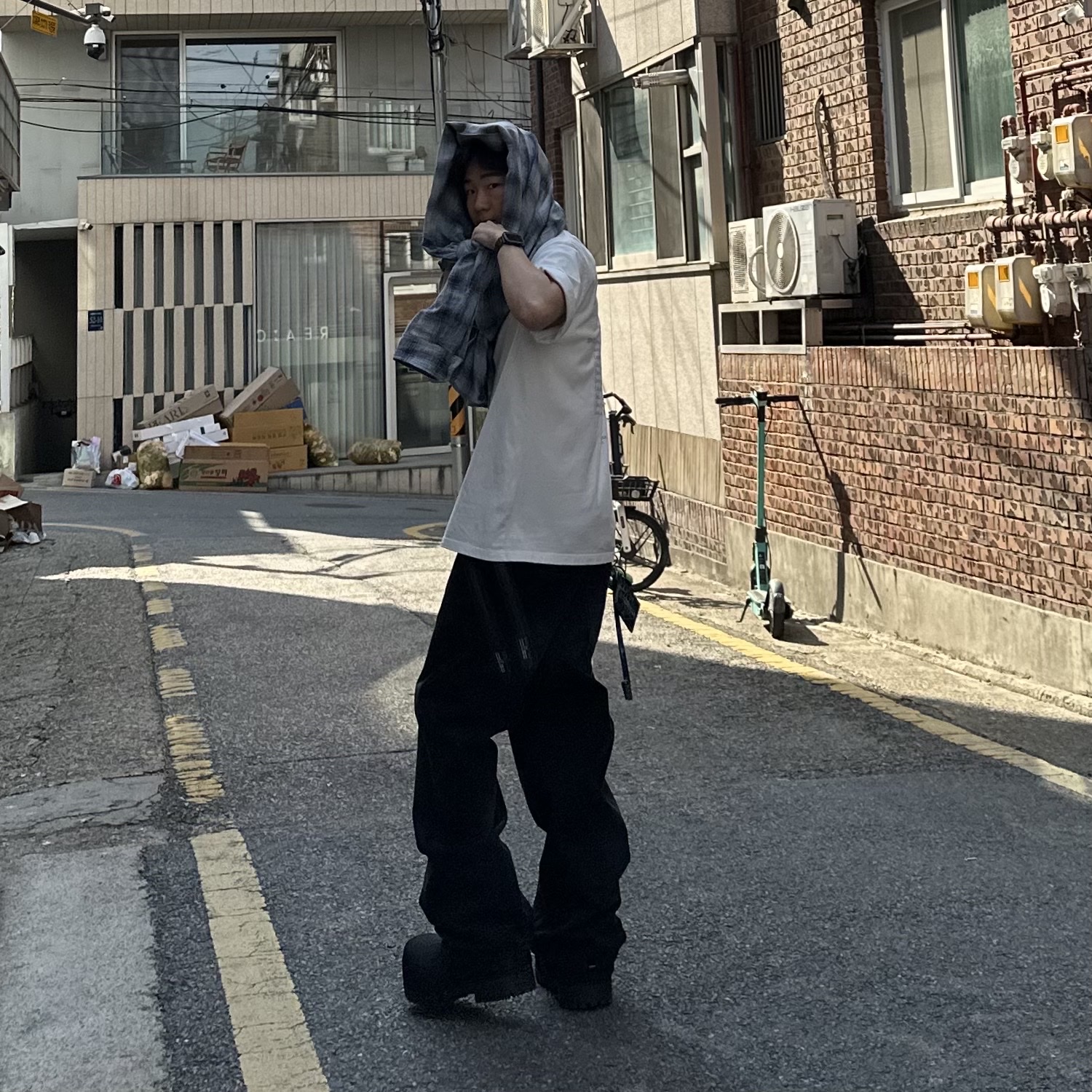 Nonnod Flexible String Check Shirt Japanese Linen Blue, Balenciaga Baggy Pants Black 착용 스타일 - 5