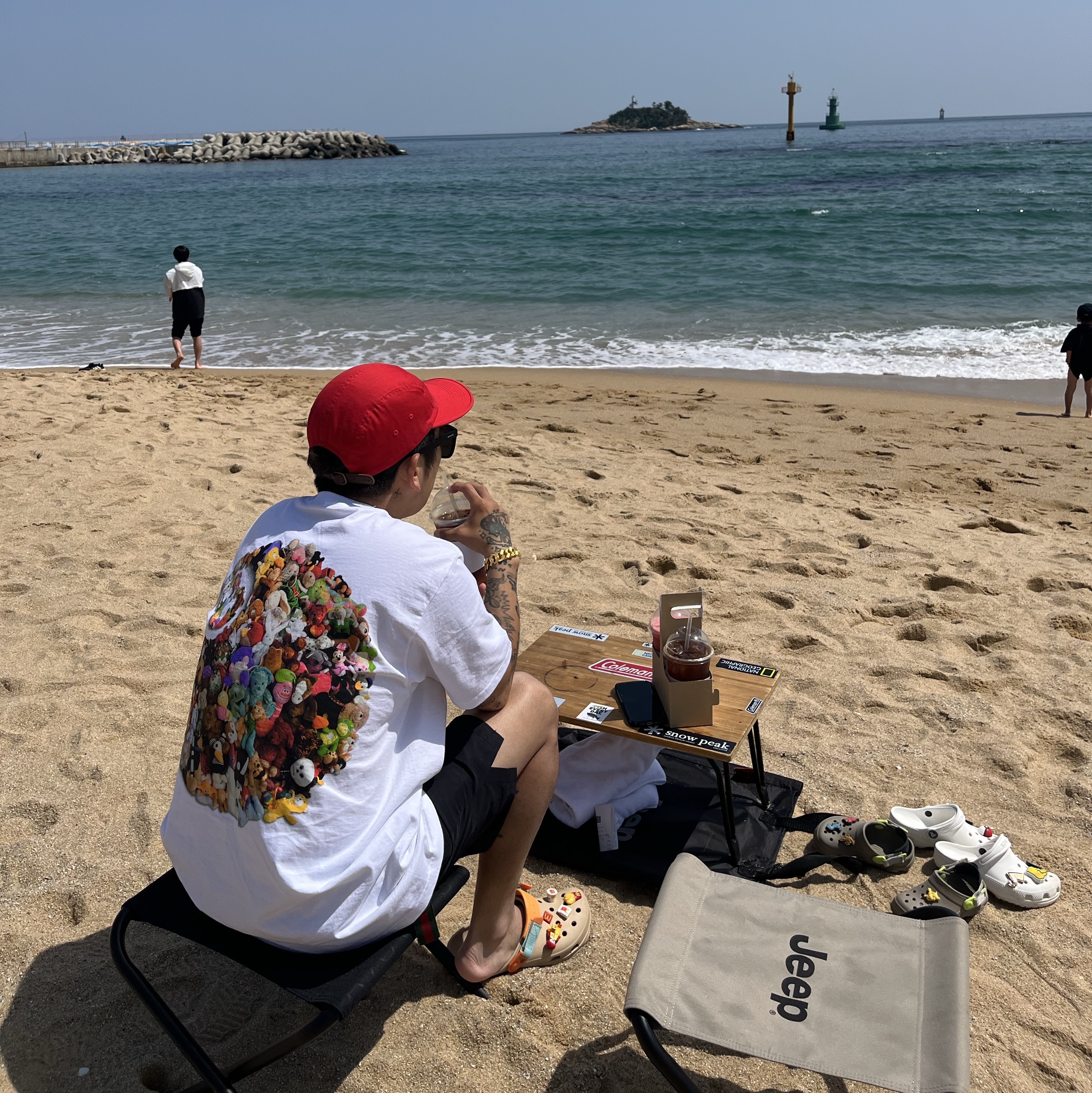 Stussy Plush T-Shirt White, Crocs All Terrain Clog Chai Multi 착용 스타일 - 1