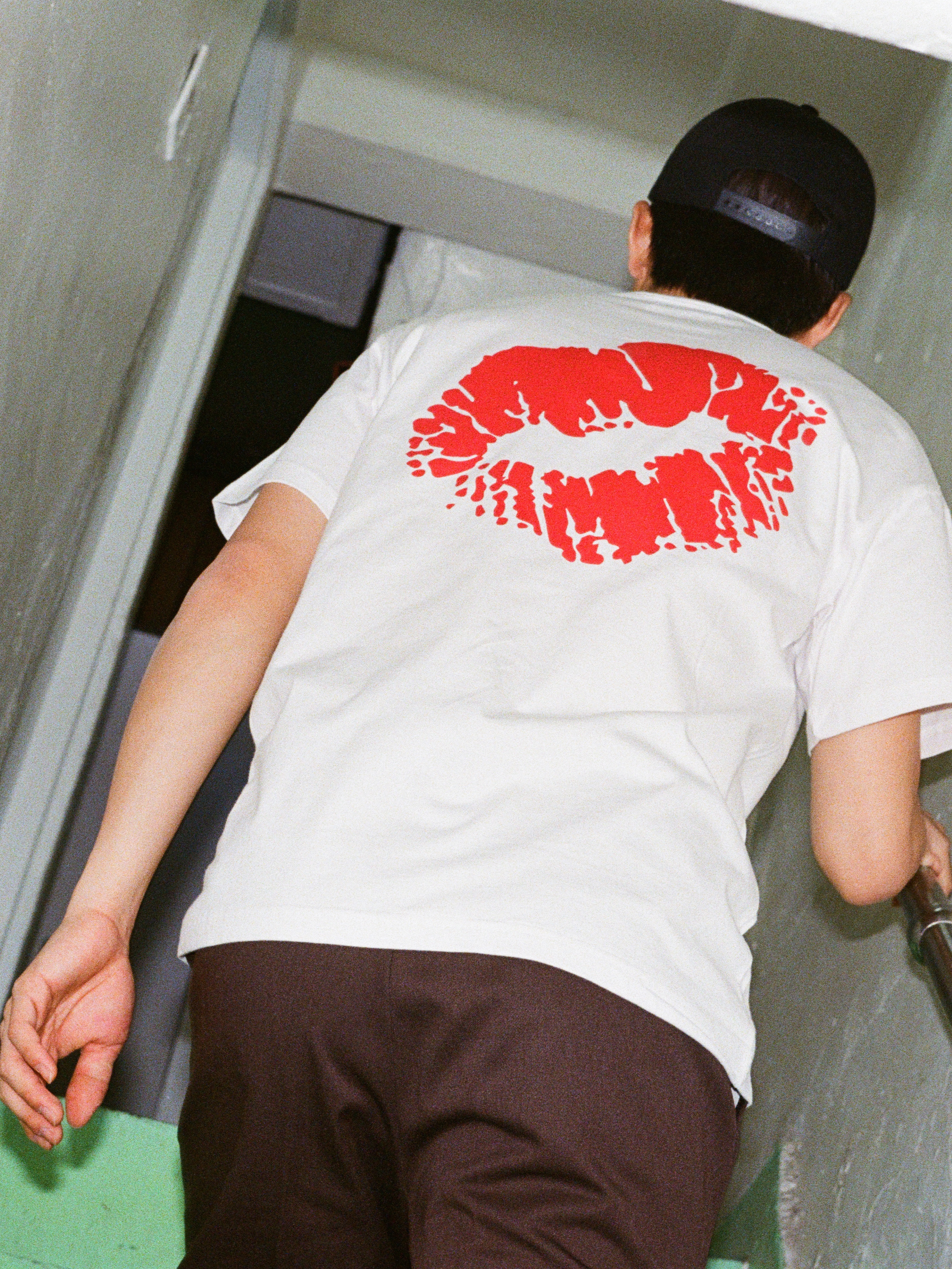 Honey Scoop House Lips T-Shirt White, Honey Scoop House Serotonin Cap Black 착용 스타일