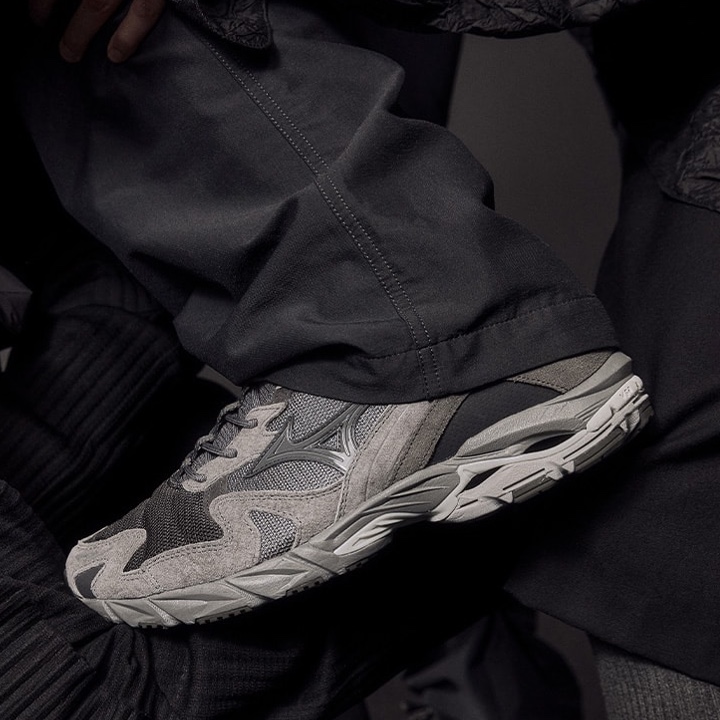 Mizuno Wave Rider 10 Black Silver, Mizuno Wave Rider 10 Dark Shadow Snow White Opal Gray 착용 스타일 - 3