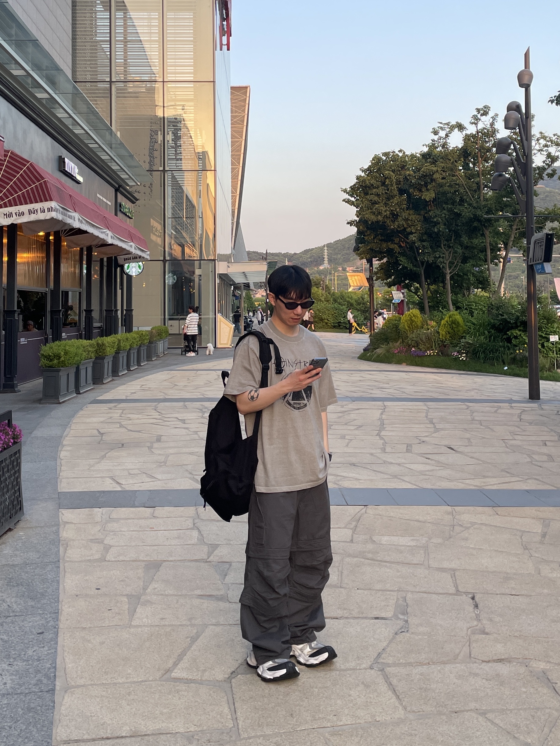 Balenciaga Cargo Sneakers White Grey, Balenciaga Steroid Derby Black 착용 스타일 - 1