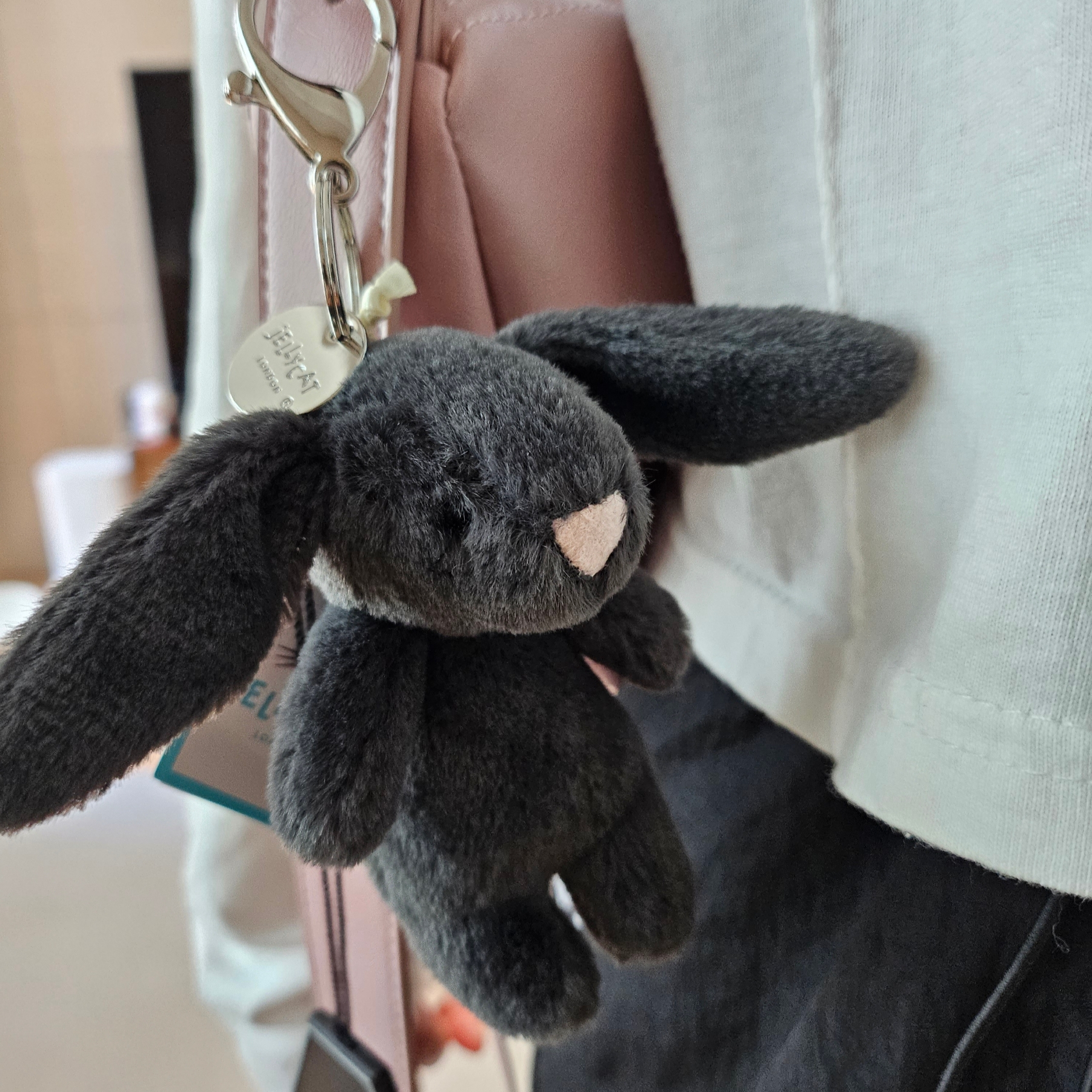 Jellycat Bashful Bunny Bag Charm Ink 착용 스타일