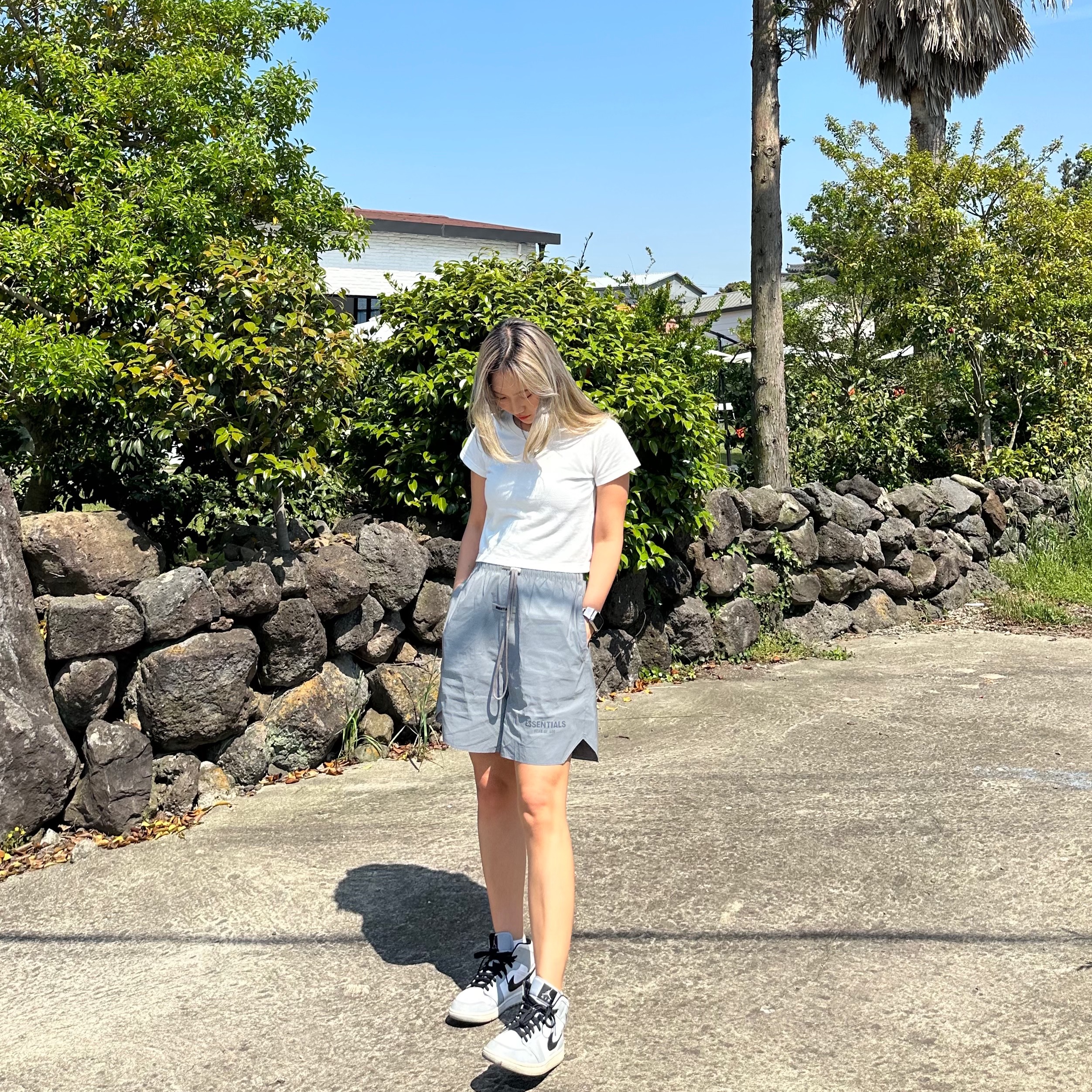 Essentials Volley Shorts Silver Reflective - 20SS, Jordan 1 Mid Light Smoke Grey 착용 스타일