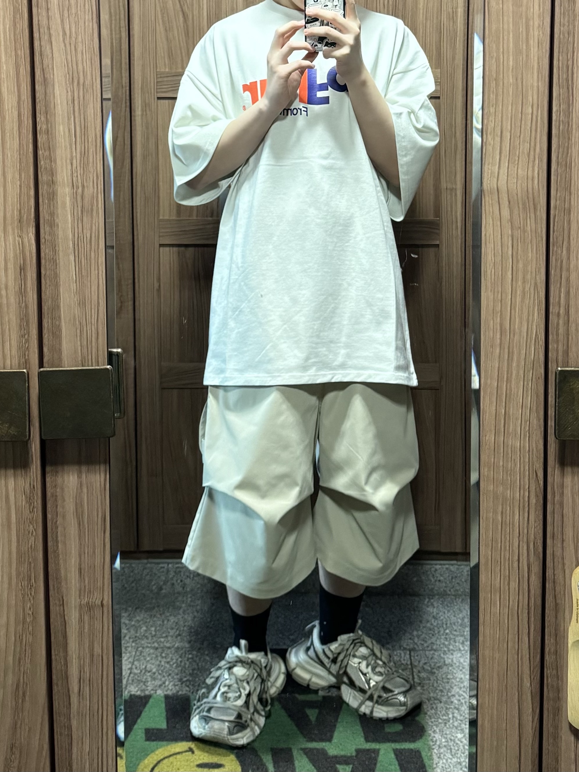 Balenciaga 3XL Sneakers Beige, Nonnod Alpine Carpenter Shorts Beige 착용 스타일