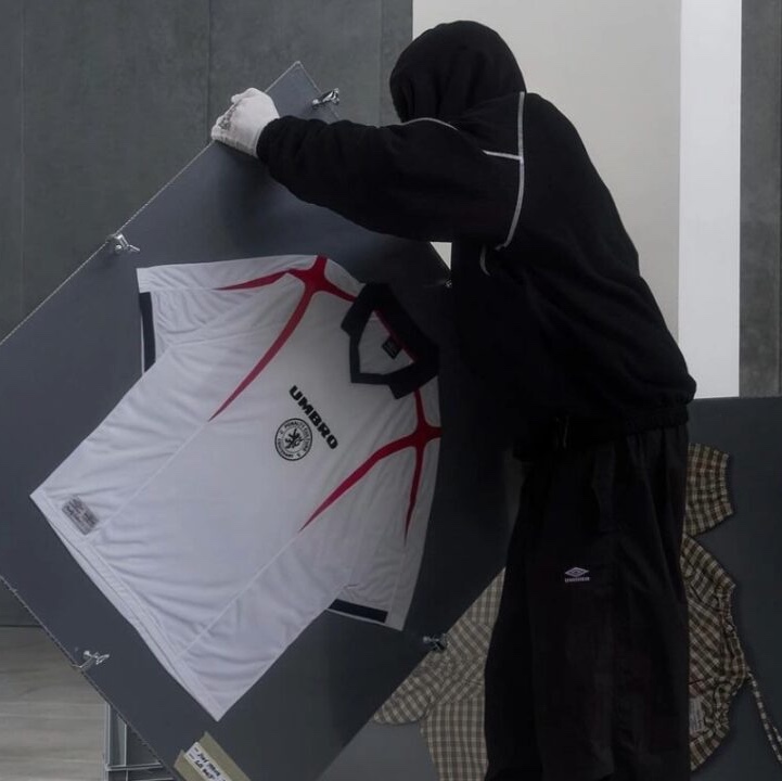 Umbro x Slam Jam Classic England Jersey White, Umbro x Slam Jam Classic England Jersey Black 착용 스타일 - 1