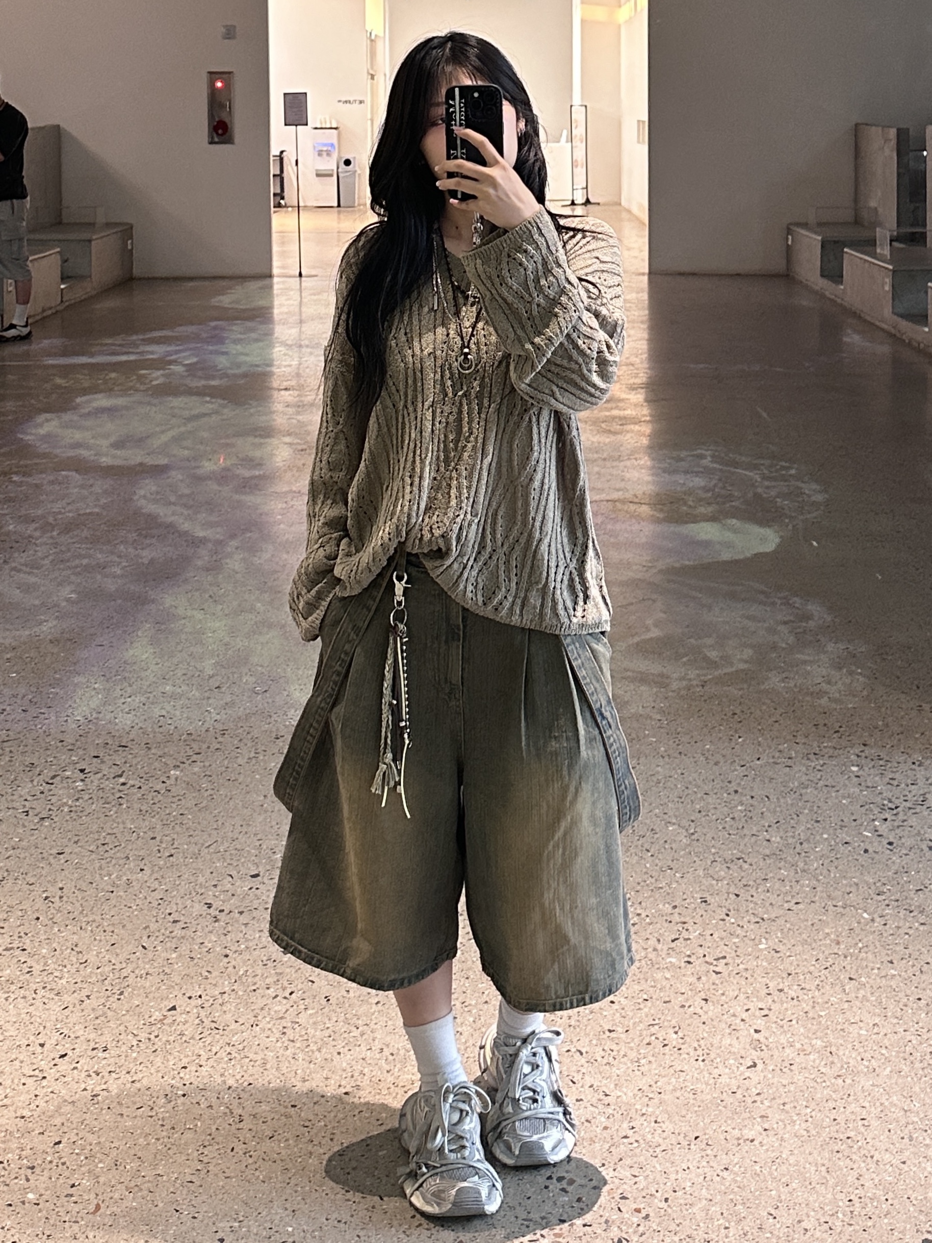 Balenciaga 3XL Sneakers Light Beige, Casetify x Matin Kim iPhone Black Logo Magsafe Impact Case Matte Black 착용 스타일 - 4