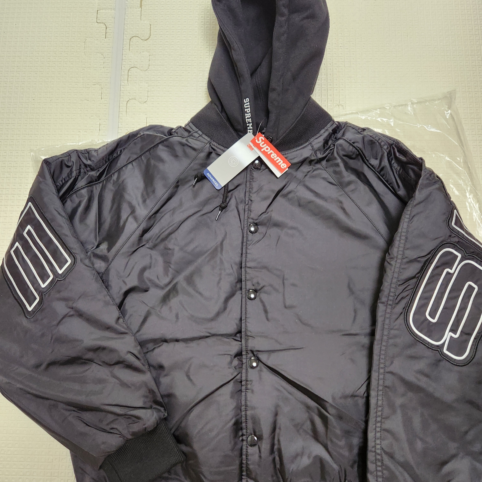 Supreme Hooded Stadium Jacket Black - 24SS 착용 스타일 - 1