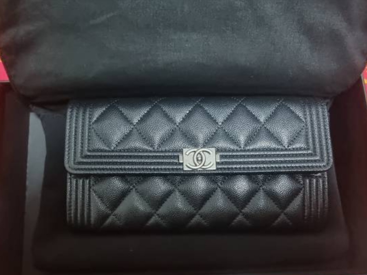 Chanel Boy Chanel Long Flap Wallet Grained Calfskin & Ruthenium Black 착용 스타일 - 2