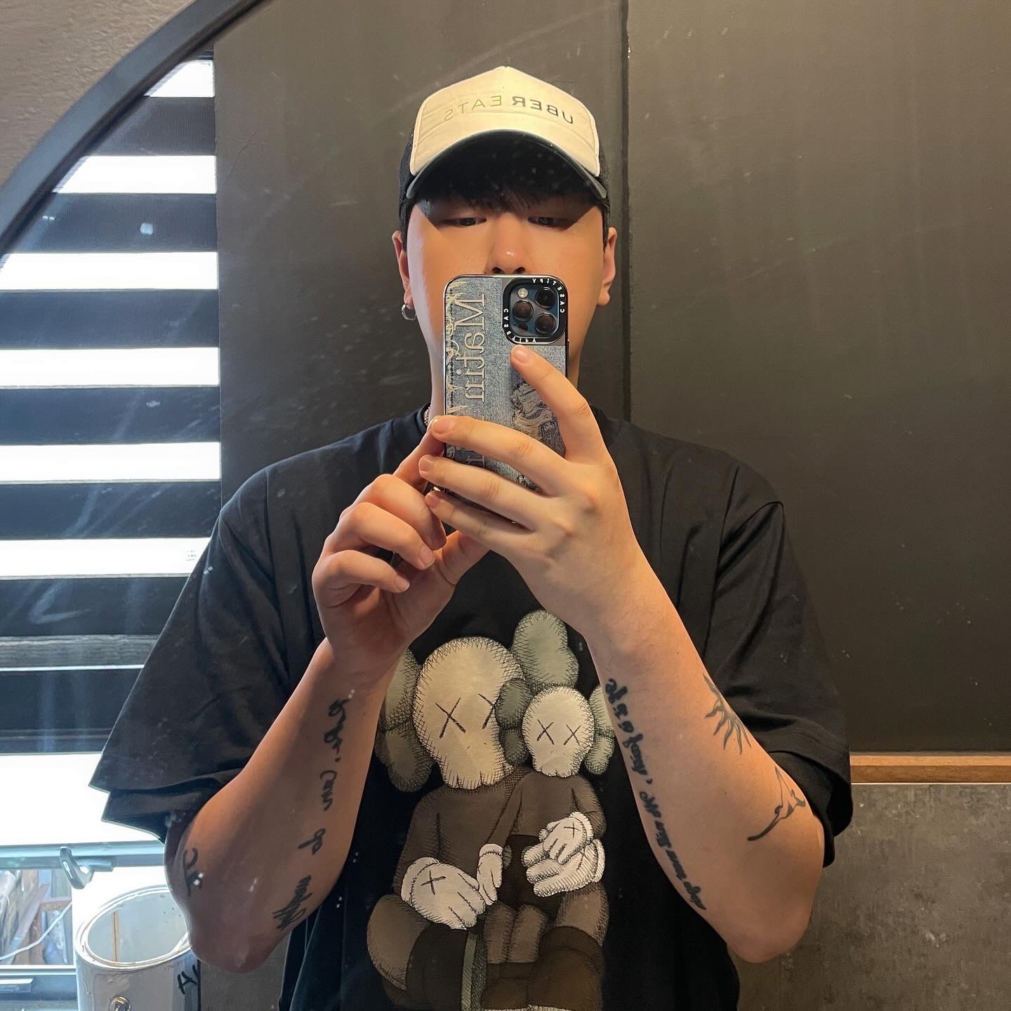 Uniqlo UT x Kaws Short Sleeve Graphic T-Shirt Black 착용 스타일