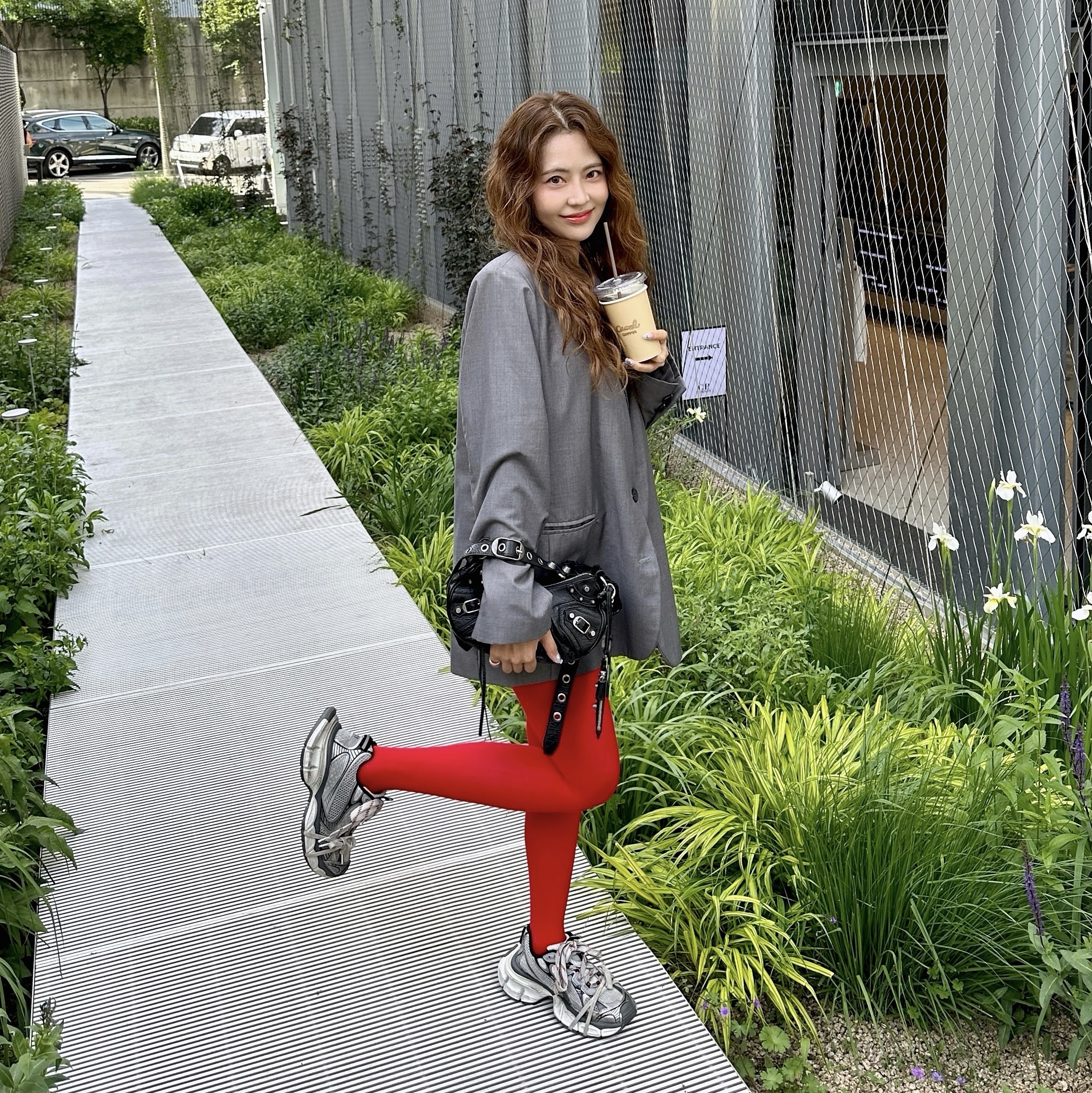 Balenciaga Arena Lambskin Le Cagole XS Shoulder Bag Black, (W) Balenciaga 3XL Sneakers Grey White Red 착용 스타일 - 2