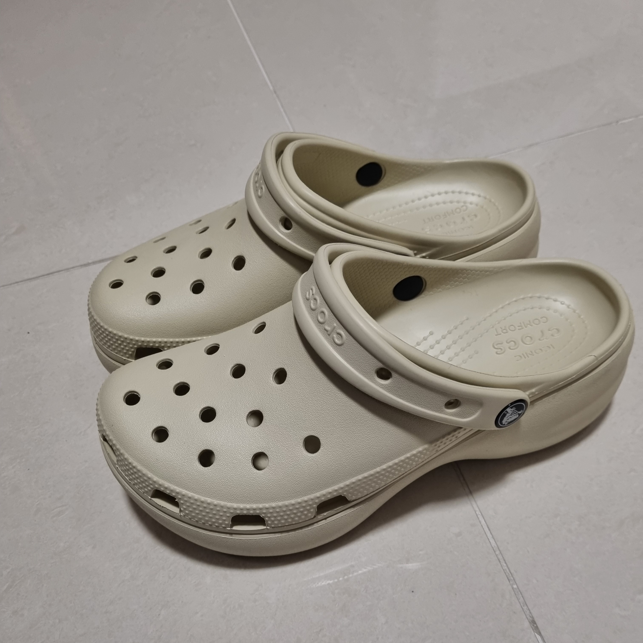 (W) Crocs Classic Platform Clog Bone 착용 스타일 - 2