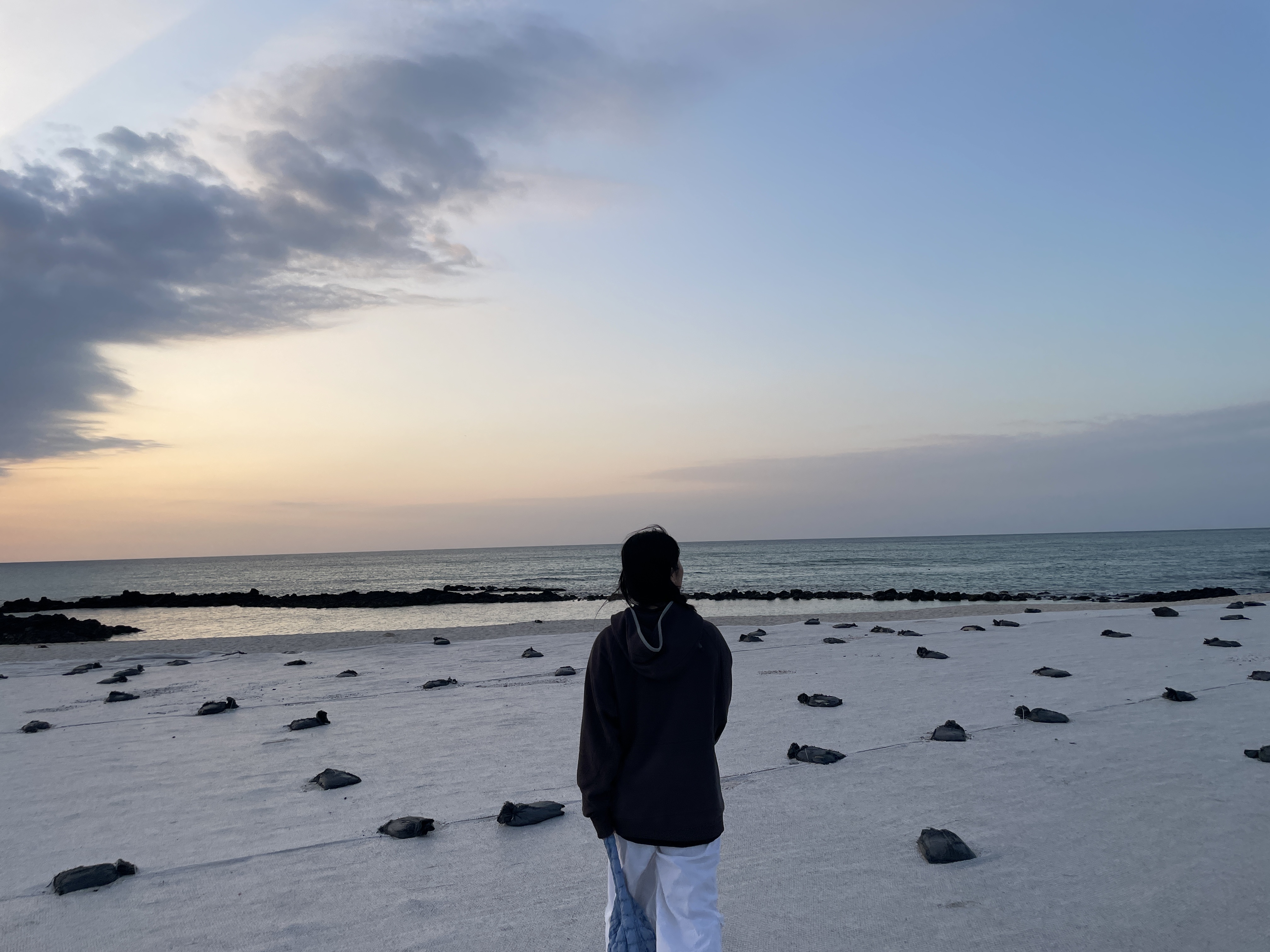 Sansan Gear Hoodie Zip-Up Brown - 24SS, COS Quilted Micro Bag Light Blue 착용 스타일 - 1