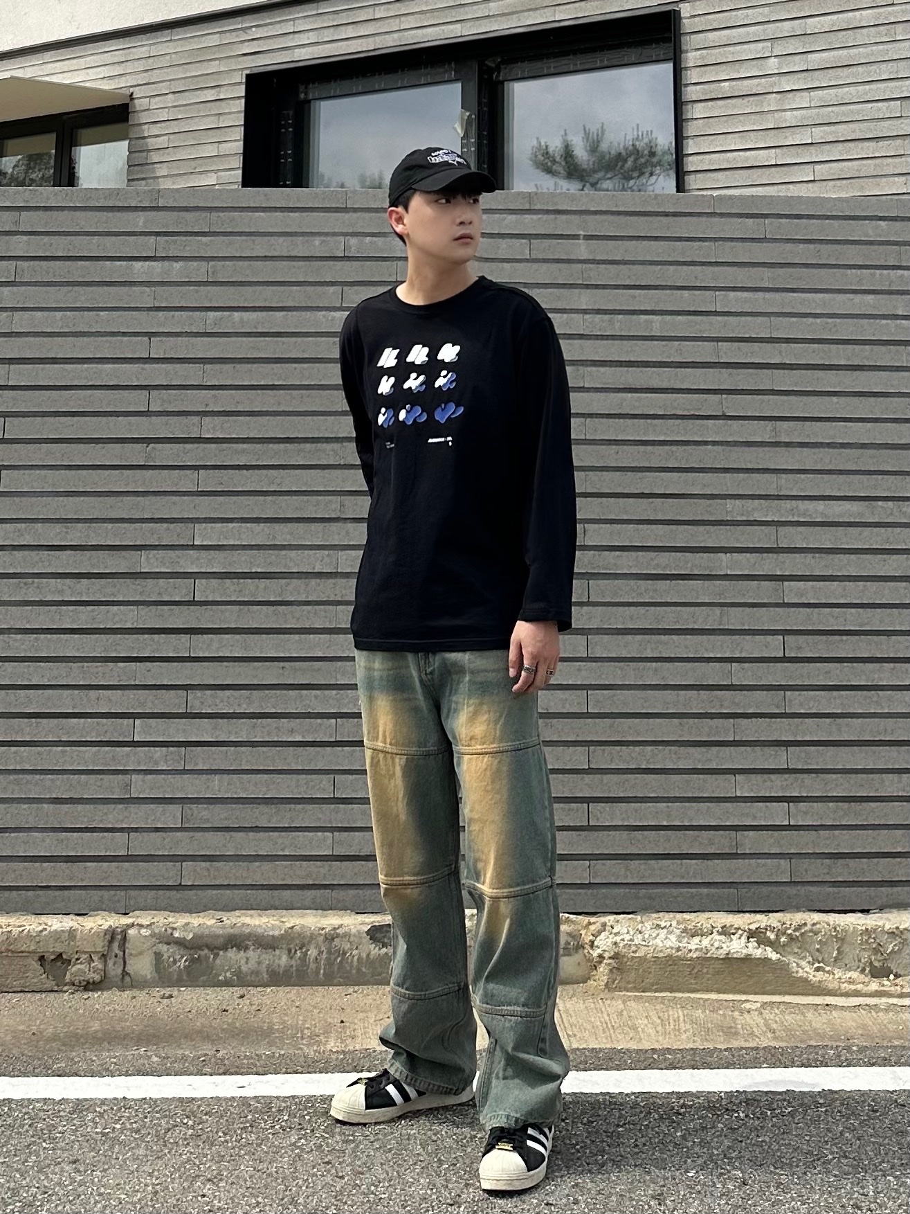 Zara x Ader Error Graphic Long Sleeve T-Shirt Black, Adidas x BAPE Superstar 80s Core Black Off White 착용 스타일 - 1