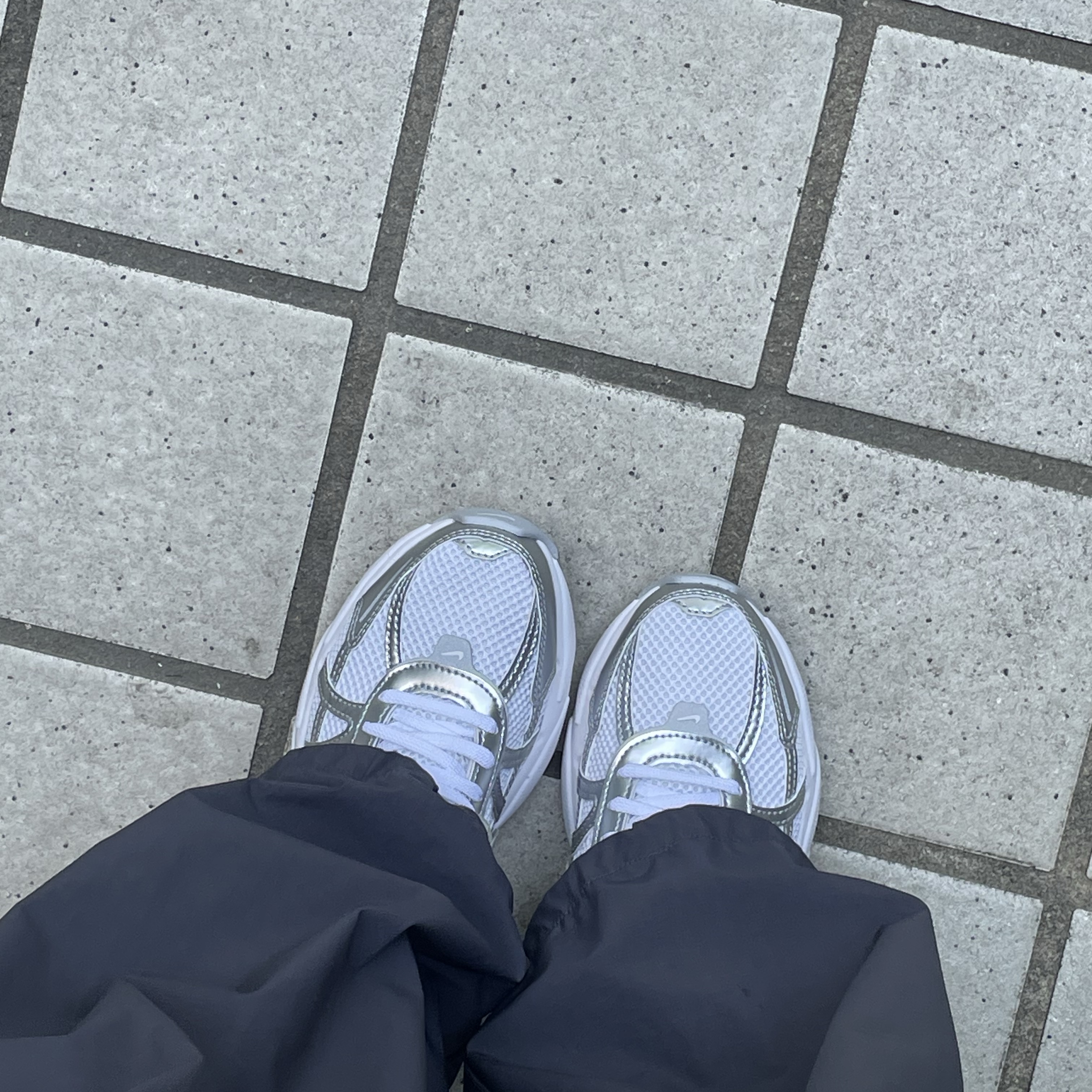Nike V2K Run Metallic Silver White 착용 스타일