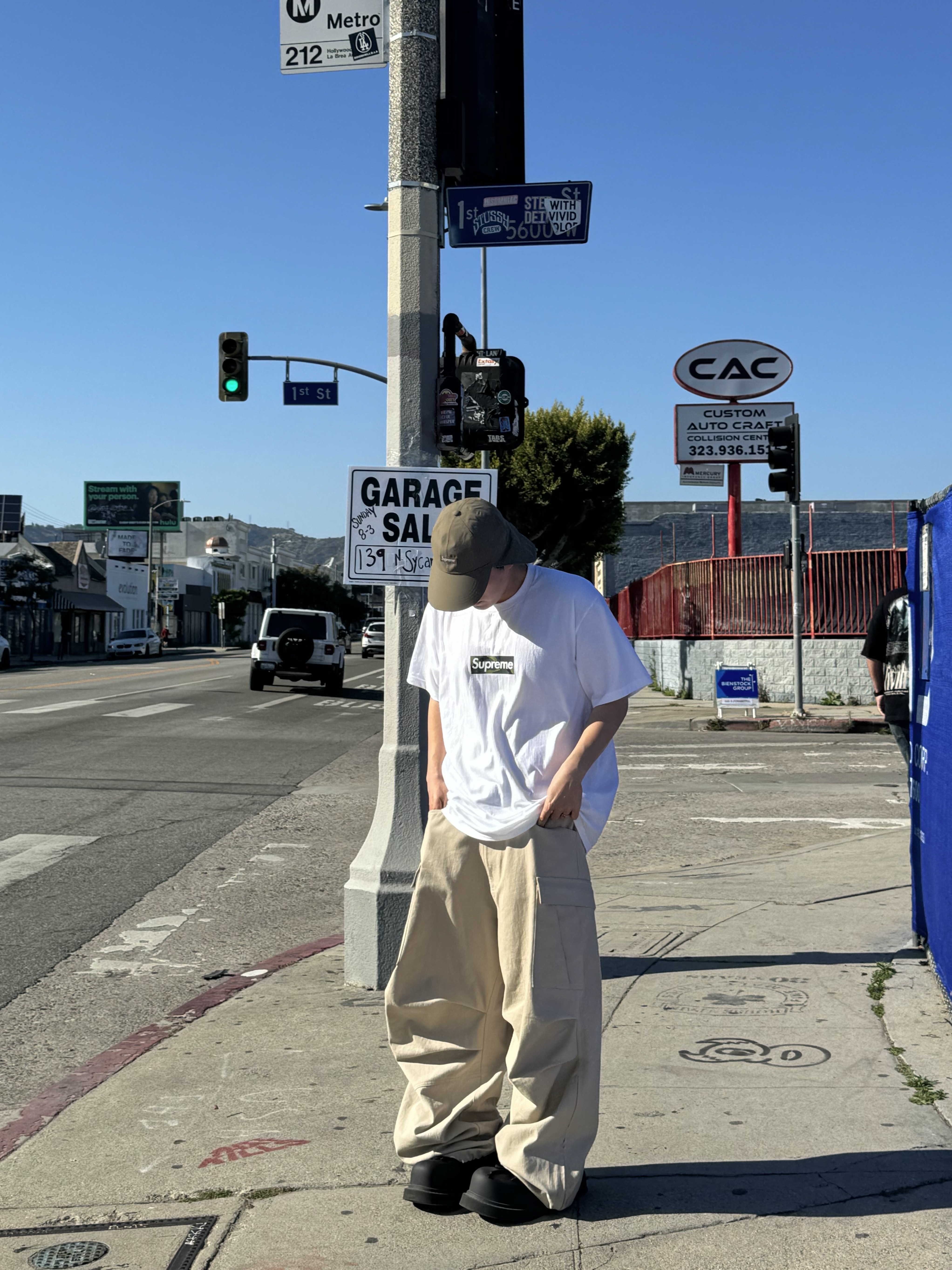 Supreme Box Logo T-Shirt White - 23FW, Supreme Gore-Tex Sunshield Hat Brown - 24SS 착용 스타일 - 1