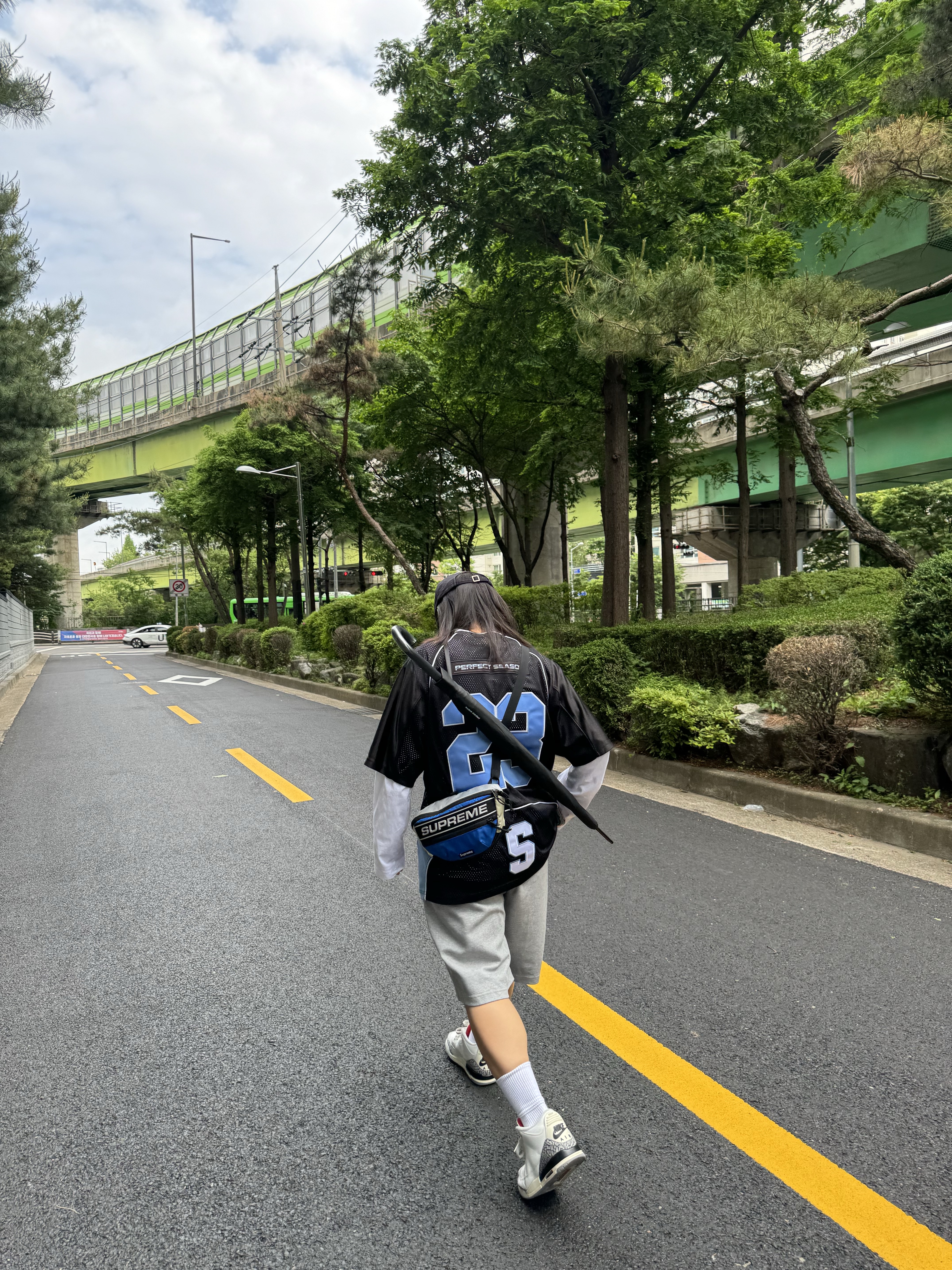 Supreme Perfect Season Football Jersey Black - 23SS, Supreme Waist Bag Blue - 23FW 착용 스타일