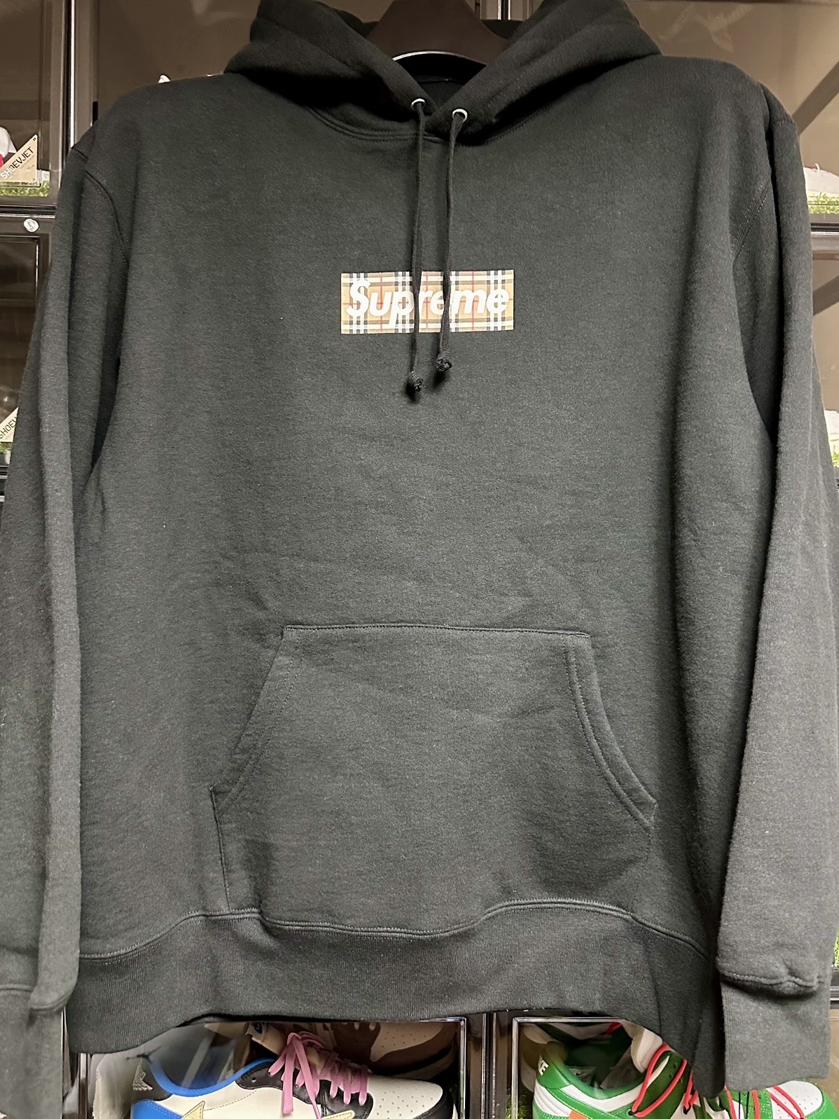 Supreme x Burberry Box Logo Hooded Sweatshirt Black - 22SS, Supreme Box Logo Hooded Sweatshirt Ash Grey - 23FW 착용 스타일 - 1