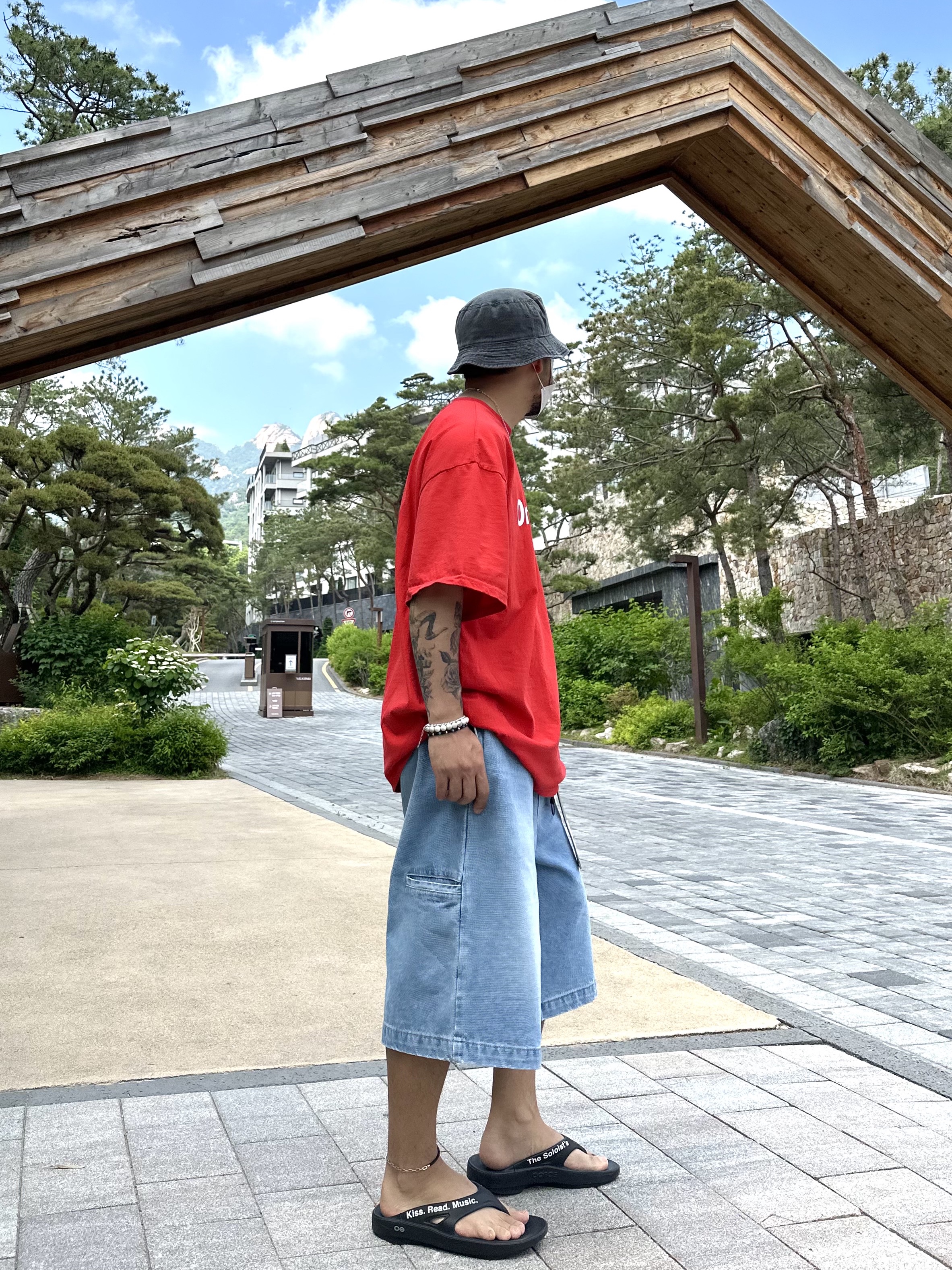 Stussy Washed Stock Bucket Hat Charcoal, Oofos x Takahiromiyashita The Soloist The Soloist's Way Of Life Flip-Flop Black White 착용 스타일 - 2